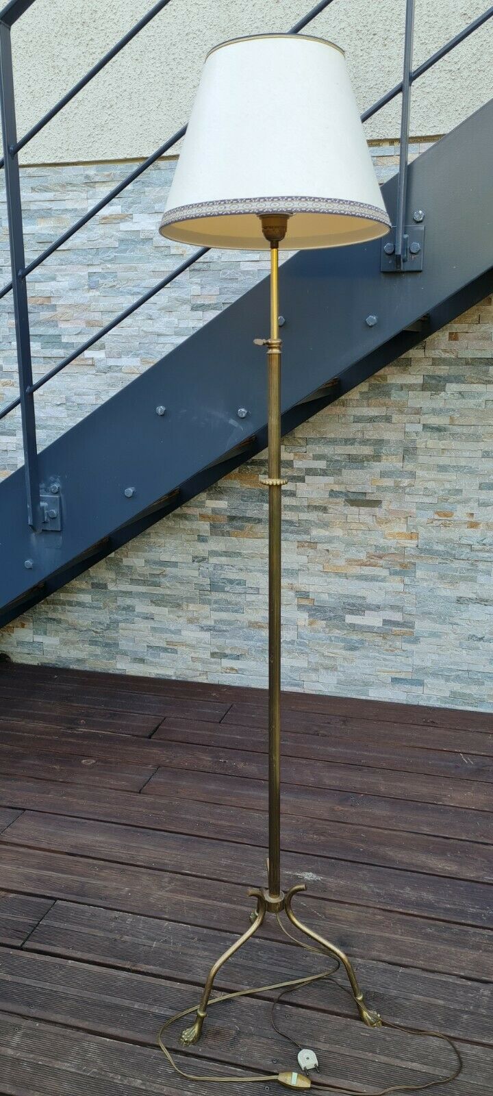 Lion's feet floor lamp