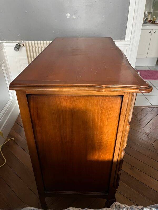 Wooden chest of drawers