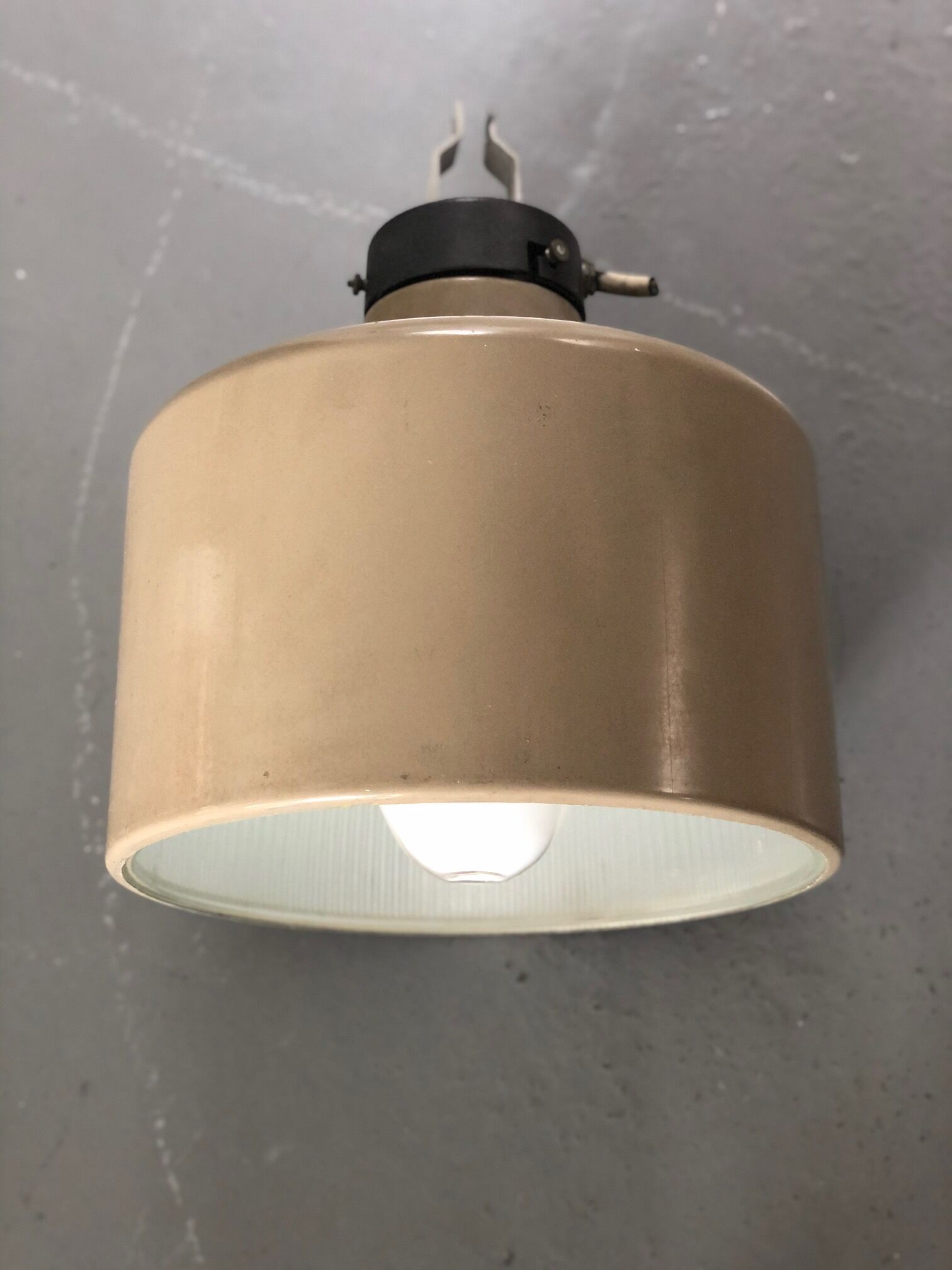 Industrial light pendant