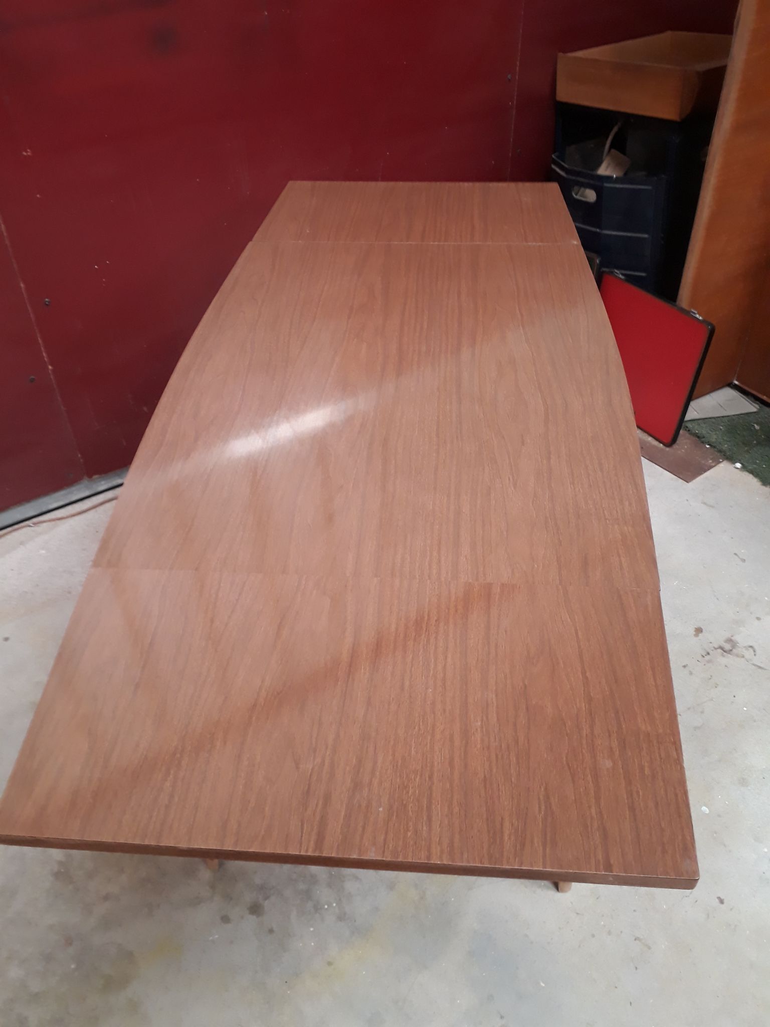 Table extensible scandinave dessus formica pied bois