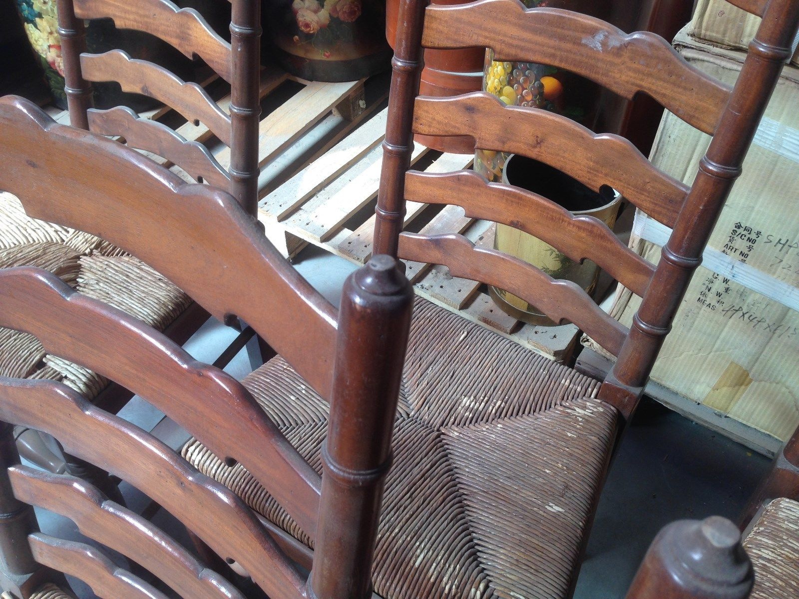 Ensemble de six chaises dossier à barreau