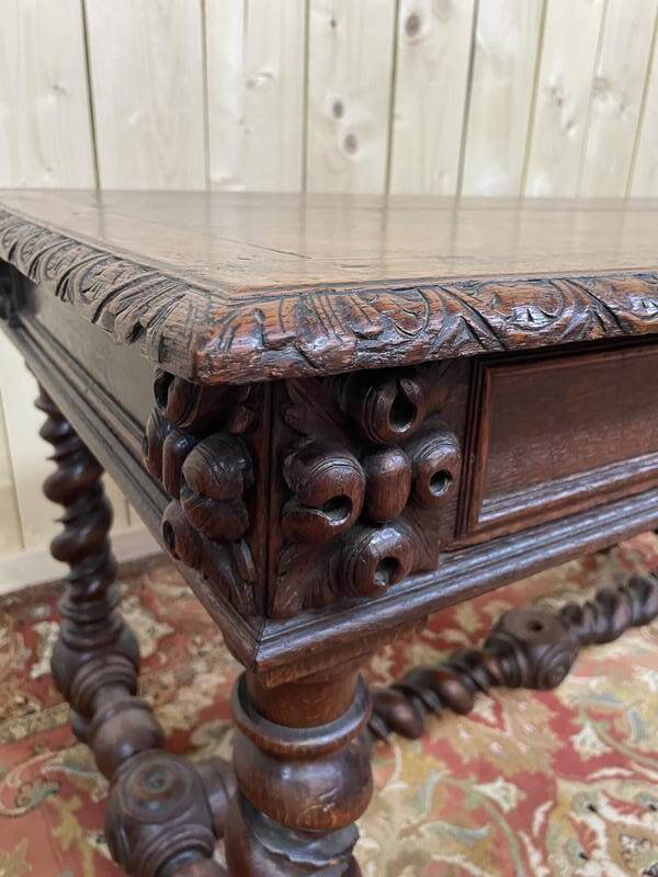 Bureau plat de style Louis XIII en chêne à deux tiroirs