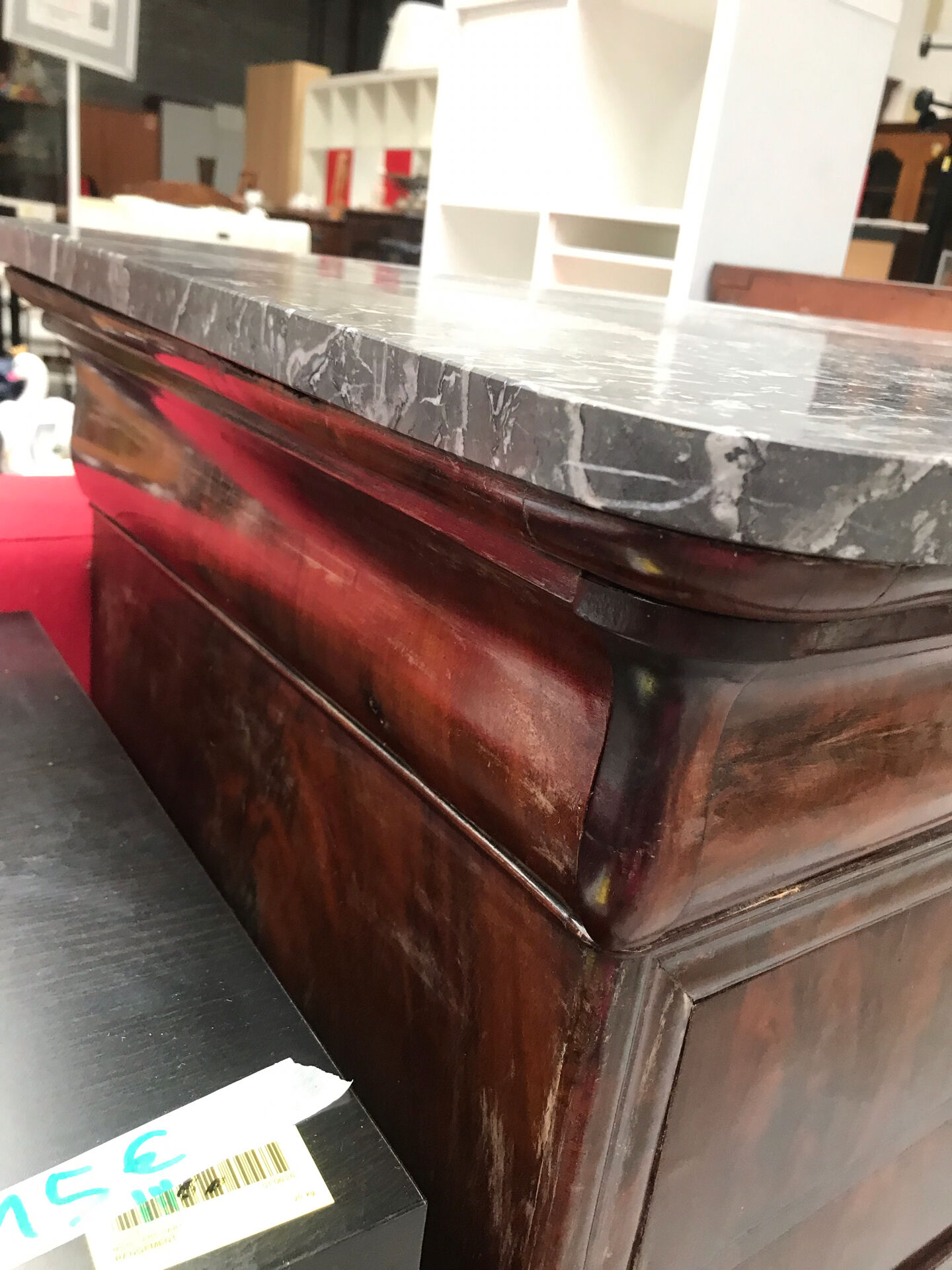 Commode à trois tiroir dessus marbre gris, de style second empire