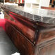 Commode à trois tiroir dessus marbre gris, de style second empire