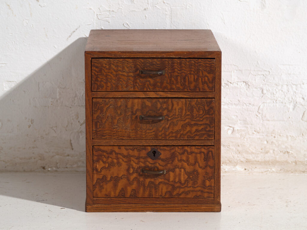 Petite commode ancienne japonaise – période Showa (c.1926-1945)