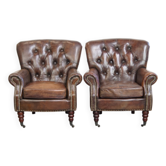 Lot de 2 fauteuils Chesterfield en cuir de vachette grainé marron cognac