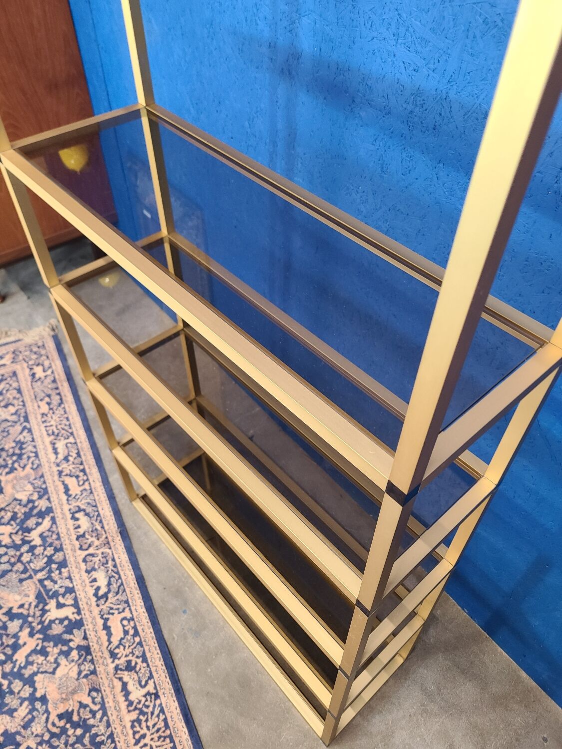 Étagère métal doré et verre fumé vers 1970