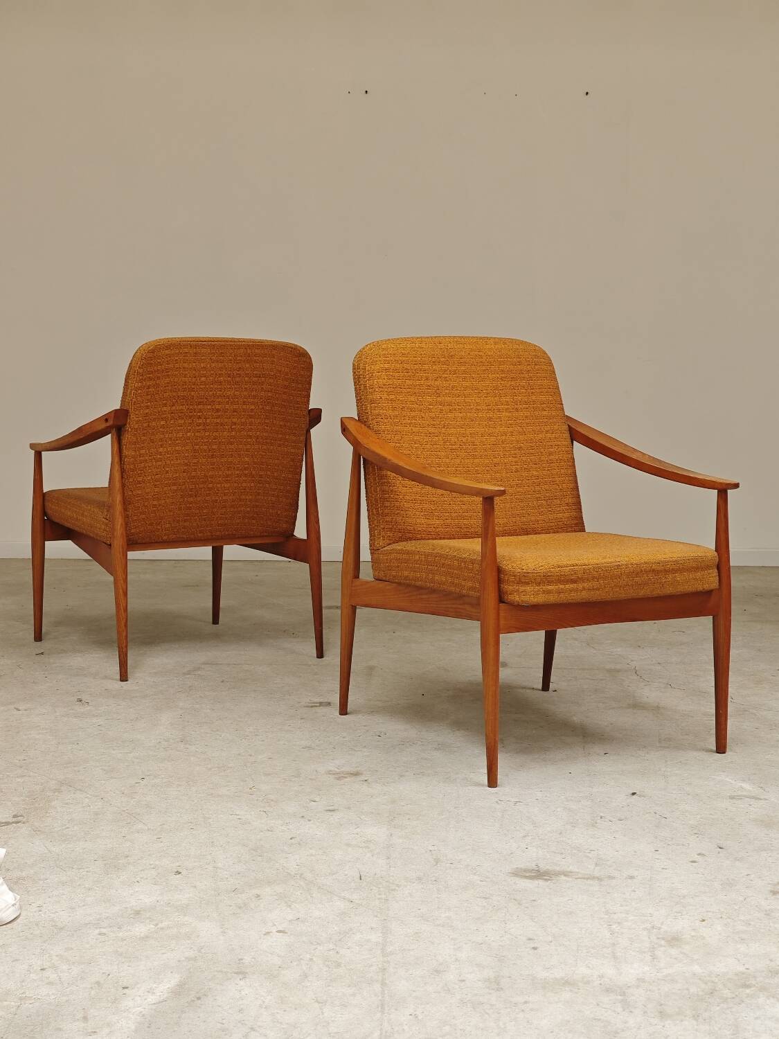 Paire de fauteuils Tchèque tissu chiné moutarde 1960