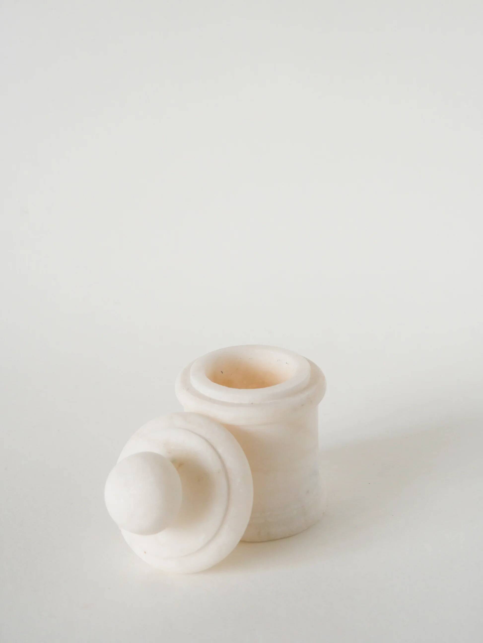 Alabaster box, round shape, white, design, 1970 - 13 x 8 cm