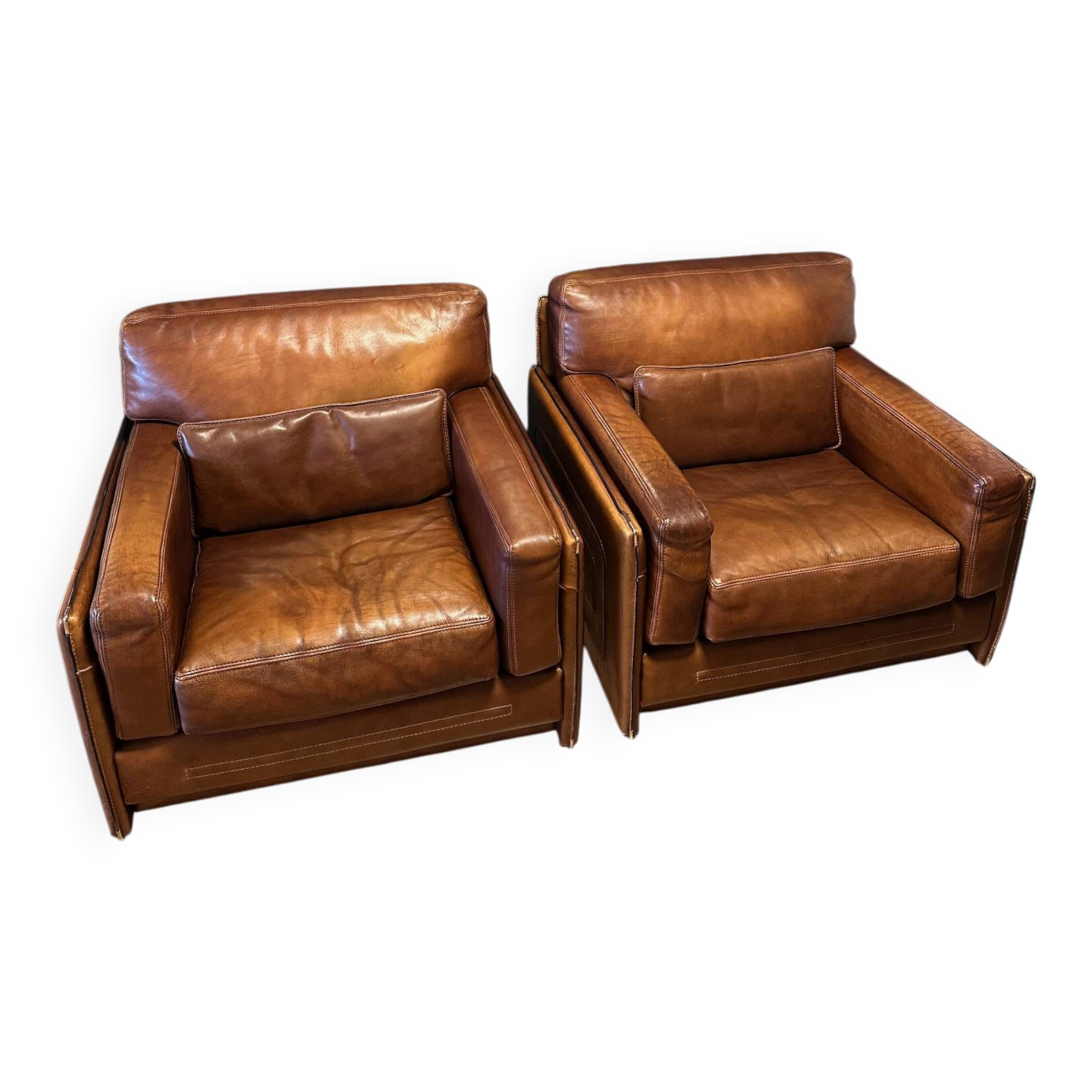 Ensemble de deux fauteuils en cuir de buffle.