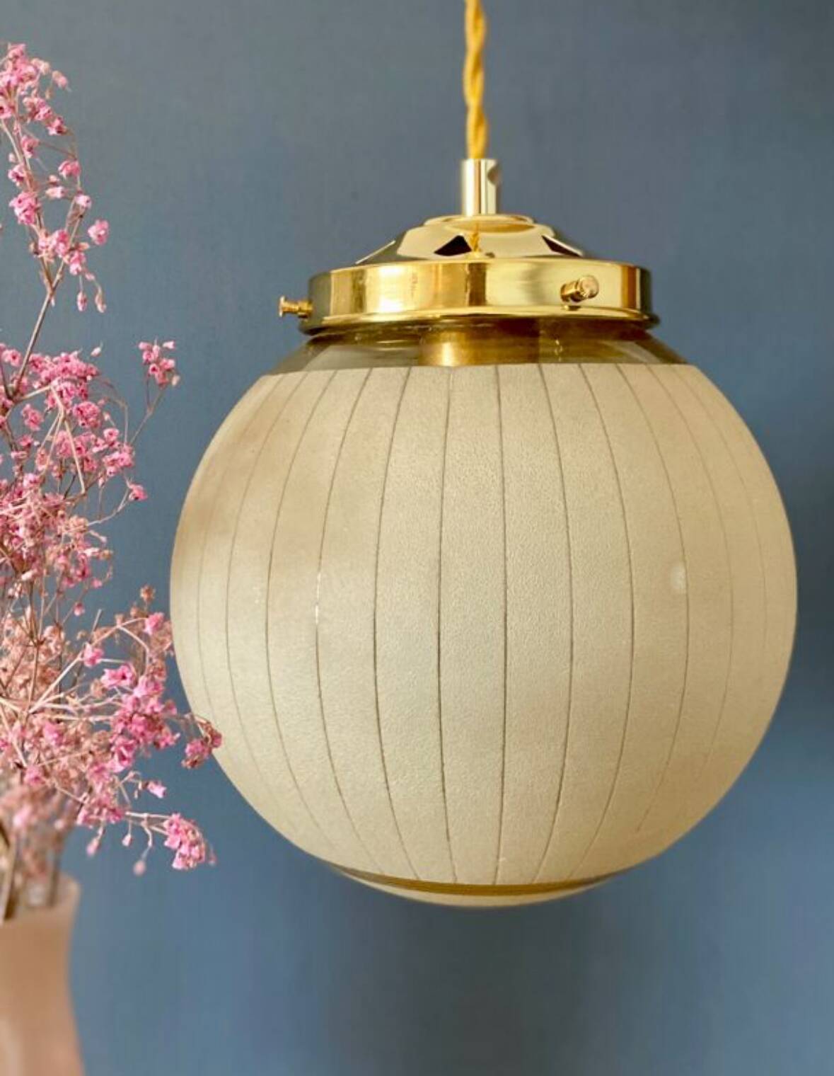 Vintage art deco globe pendant light in yellow and gold granite glass