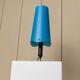 Lampe de table vintage bleue des années 1980 de style Memphis avec tige en métal noir réglable et base trépied en chrome.
