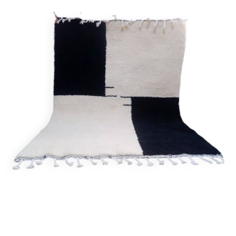 Beni Ouraine Berber rug, white and black, size 150 x 250 cm