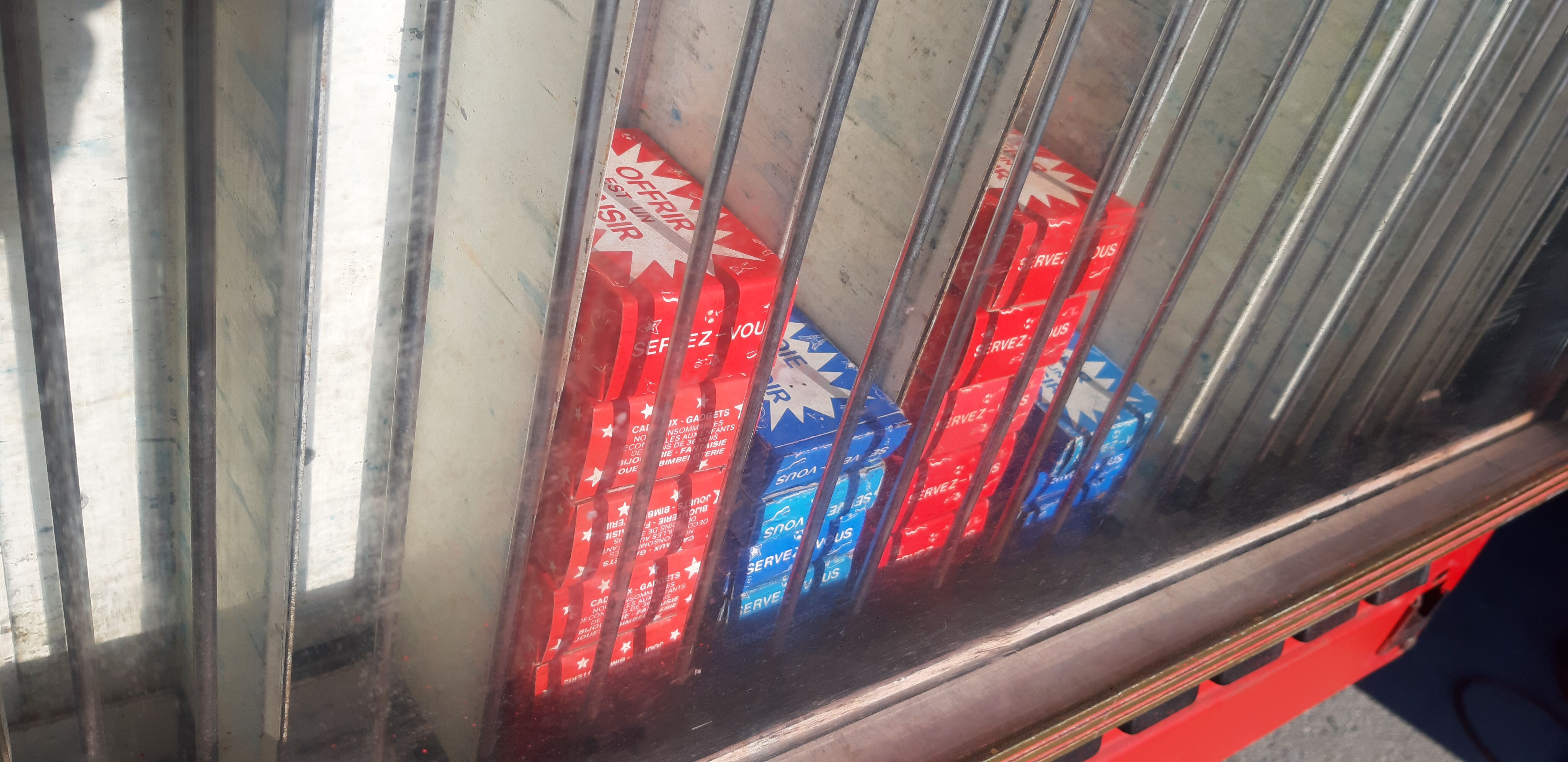 Distributor with tirettes de forain