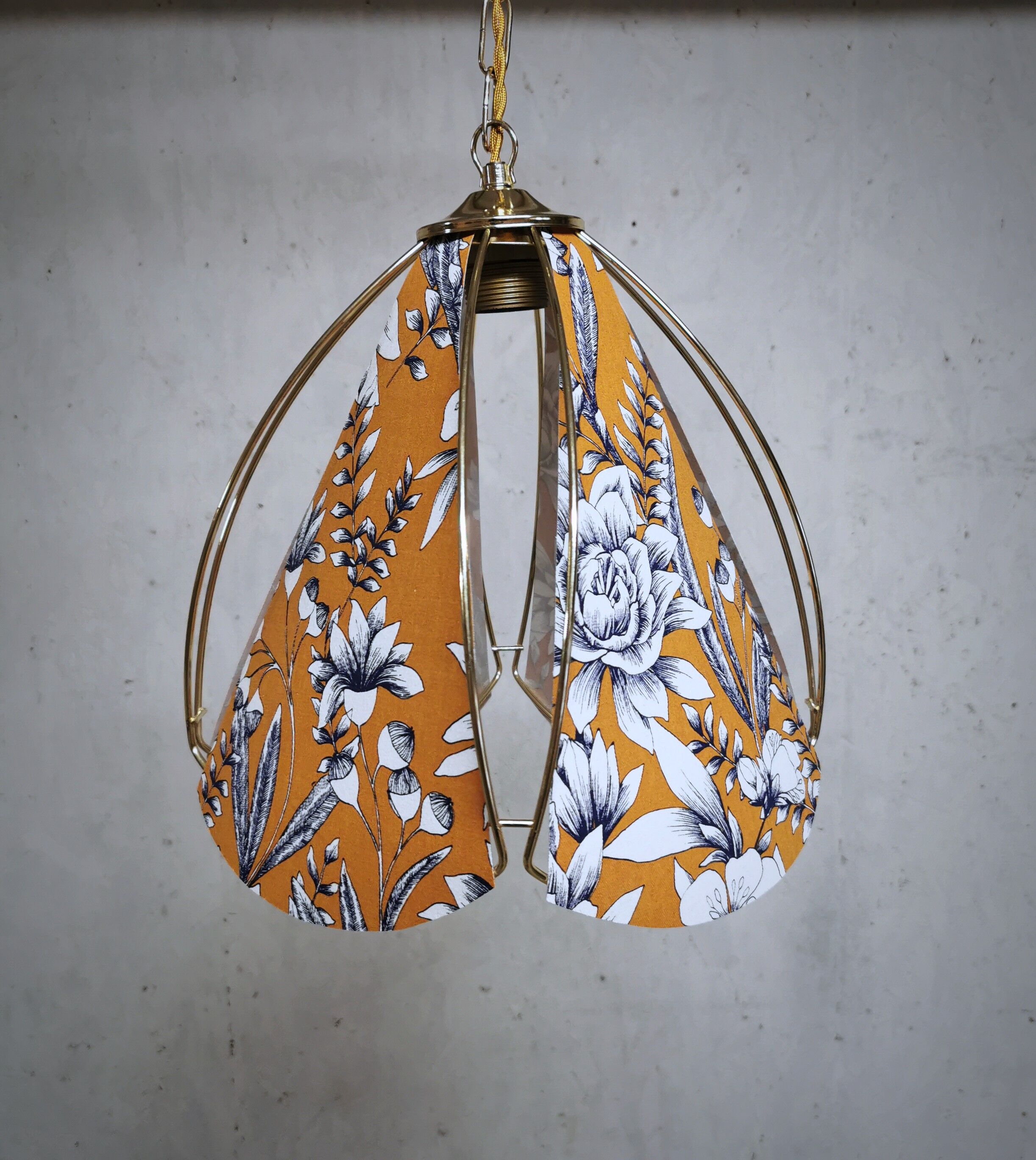 Suspension en tissu fleuri orange et bleu