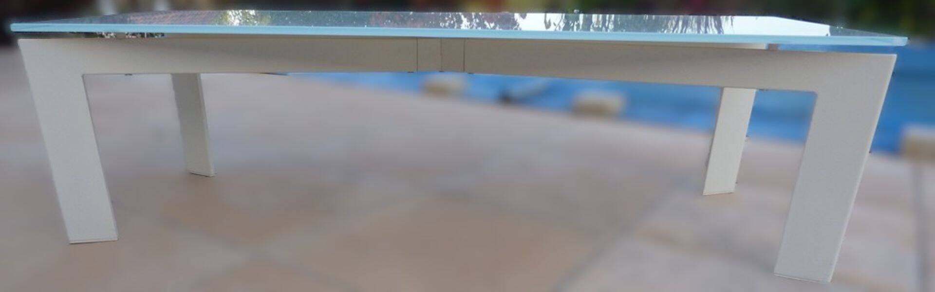 Long modern coffee table in glass and off-white metal - as new.