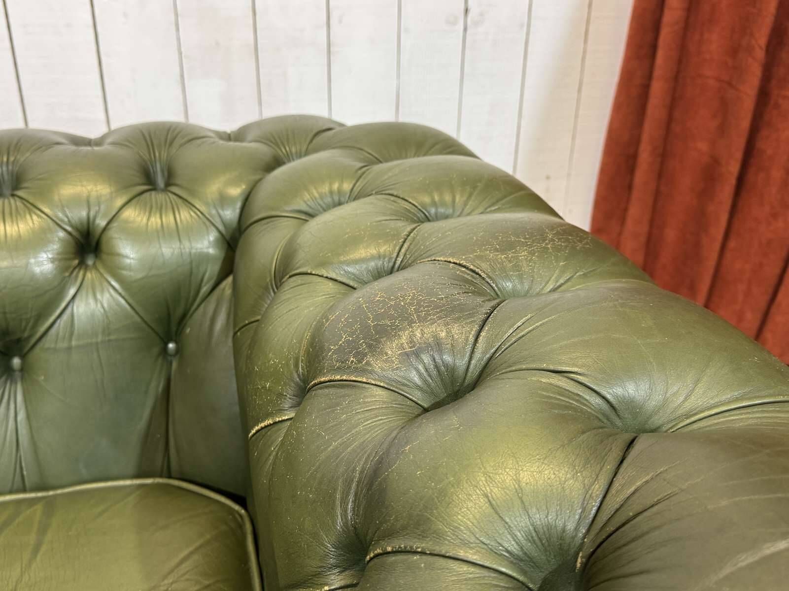 Chesterfield leather 3-seater sofa with mahogany legs - English craftsmanship