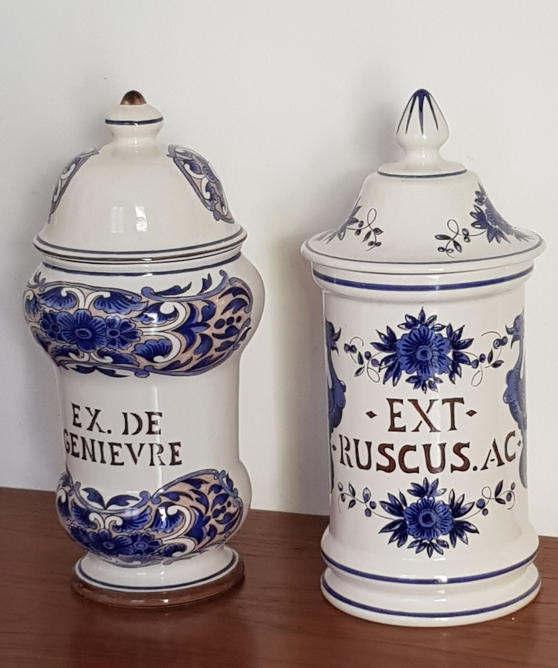 Pots a pharmacy in earthenware