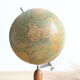 Globe terrestre mappemonde J. Forest pour Girard Barrère et Thomas sur socle en bois, années 50