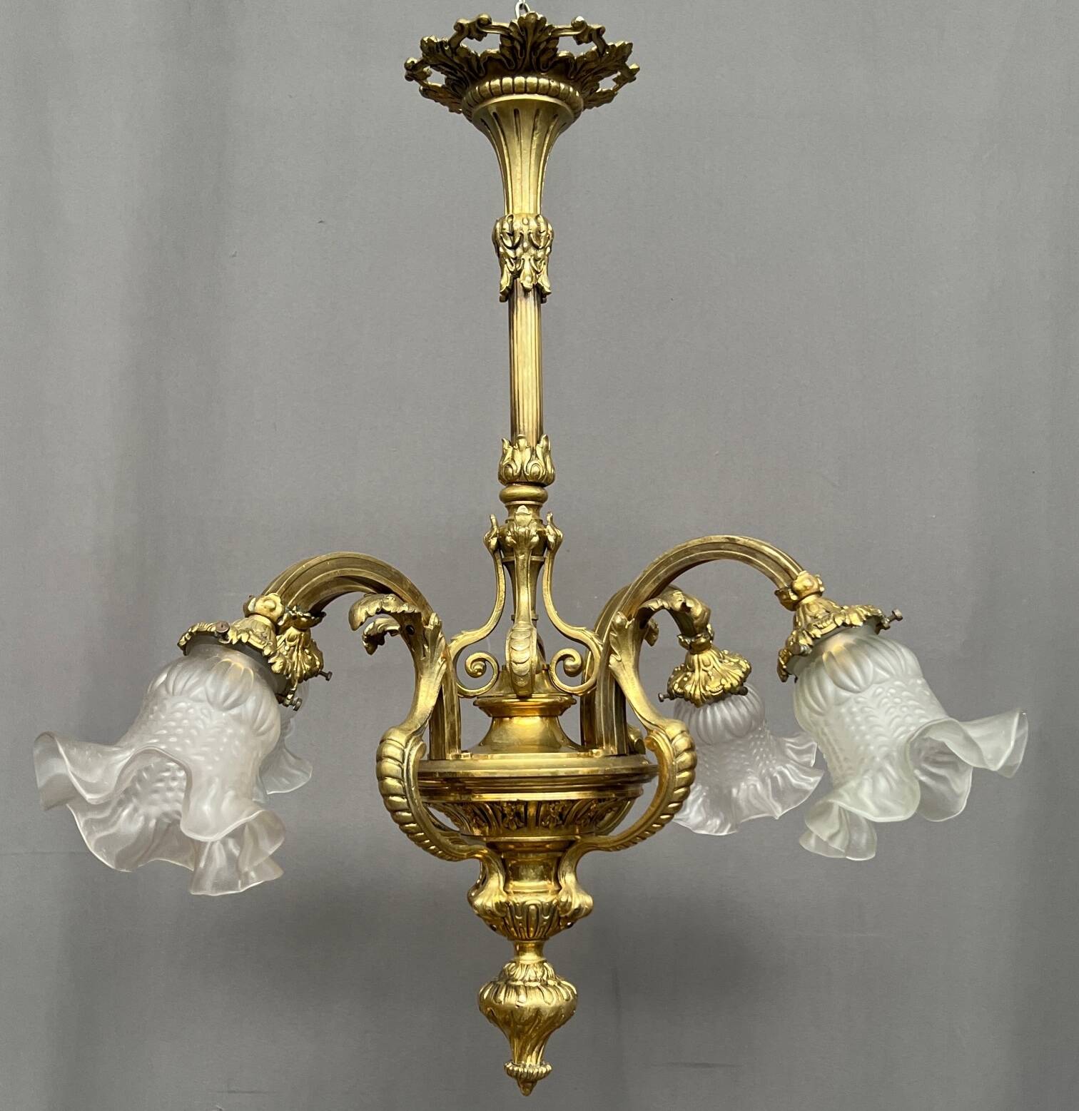 Lustre ancien en bronze massif doré.