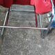 Fauteuil en tissu rouge avec pieds chromés