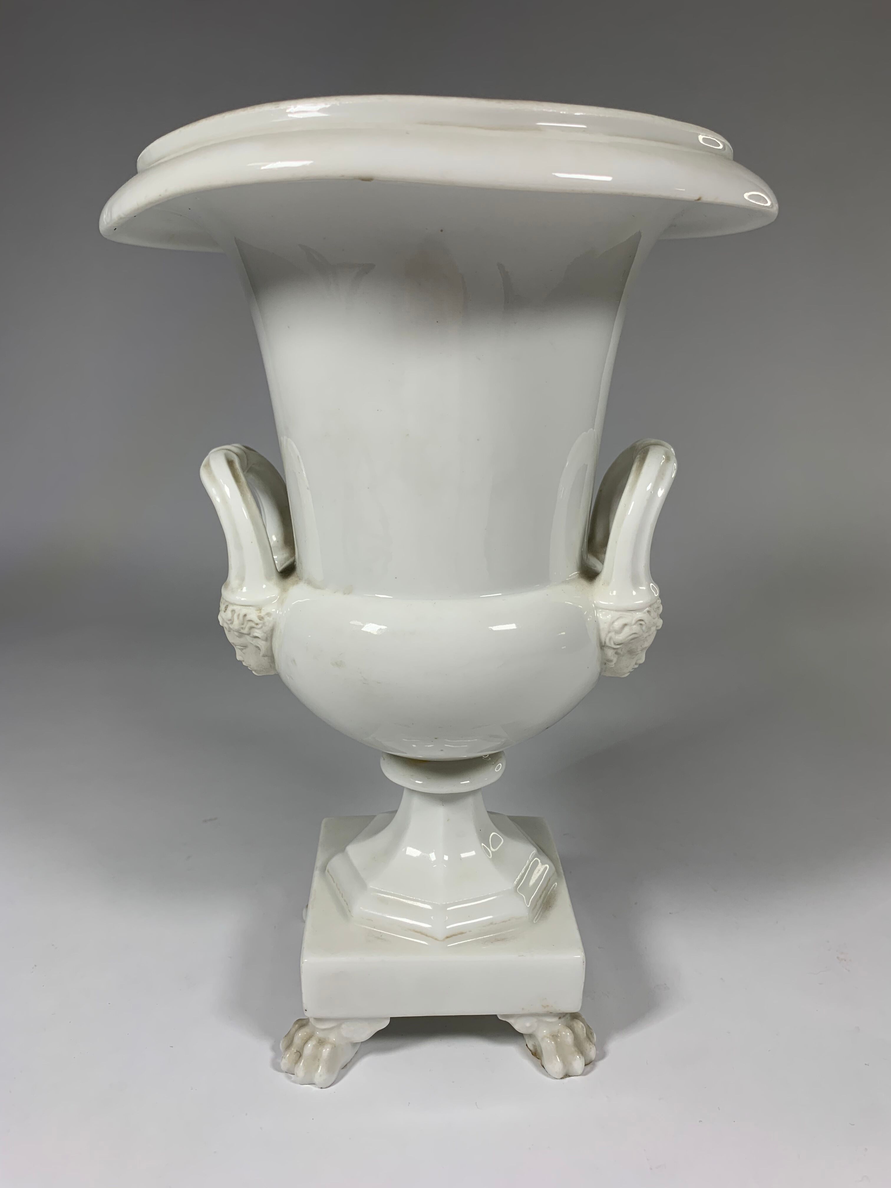 Vase de style Médicis en porcelaine de Paris blanche de la fin 19ème siècle