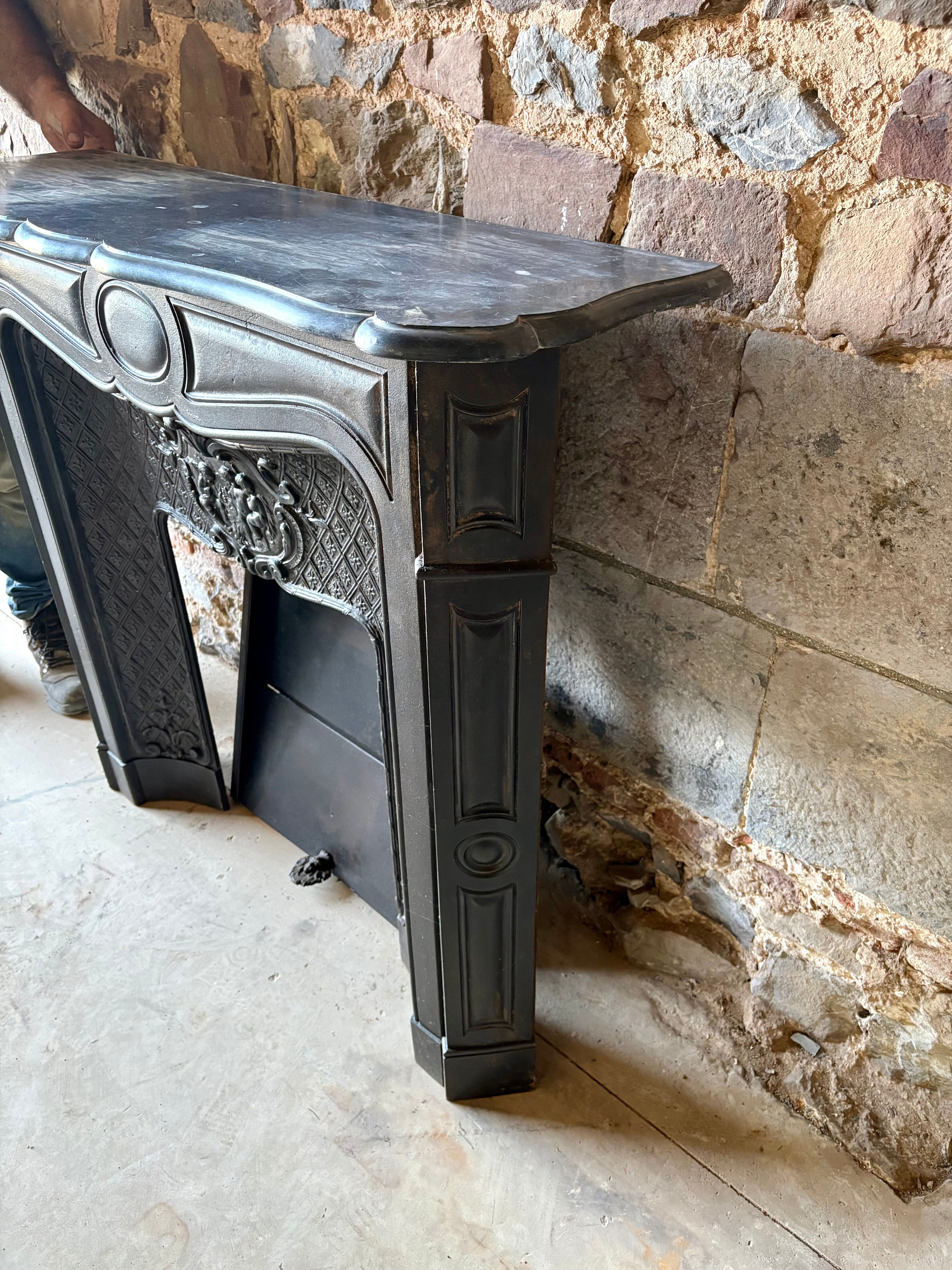 Ancienne cheminée en fonte de style Napoléon III – décor sculpté
