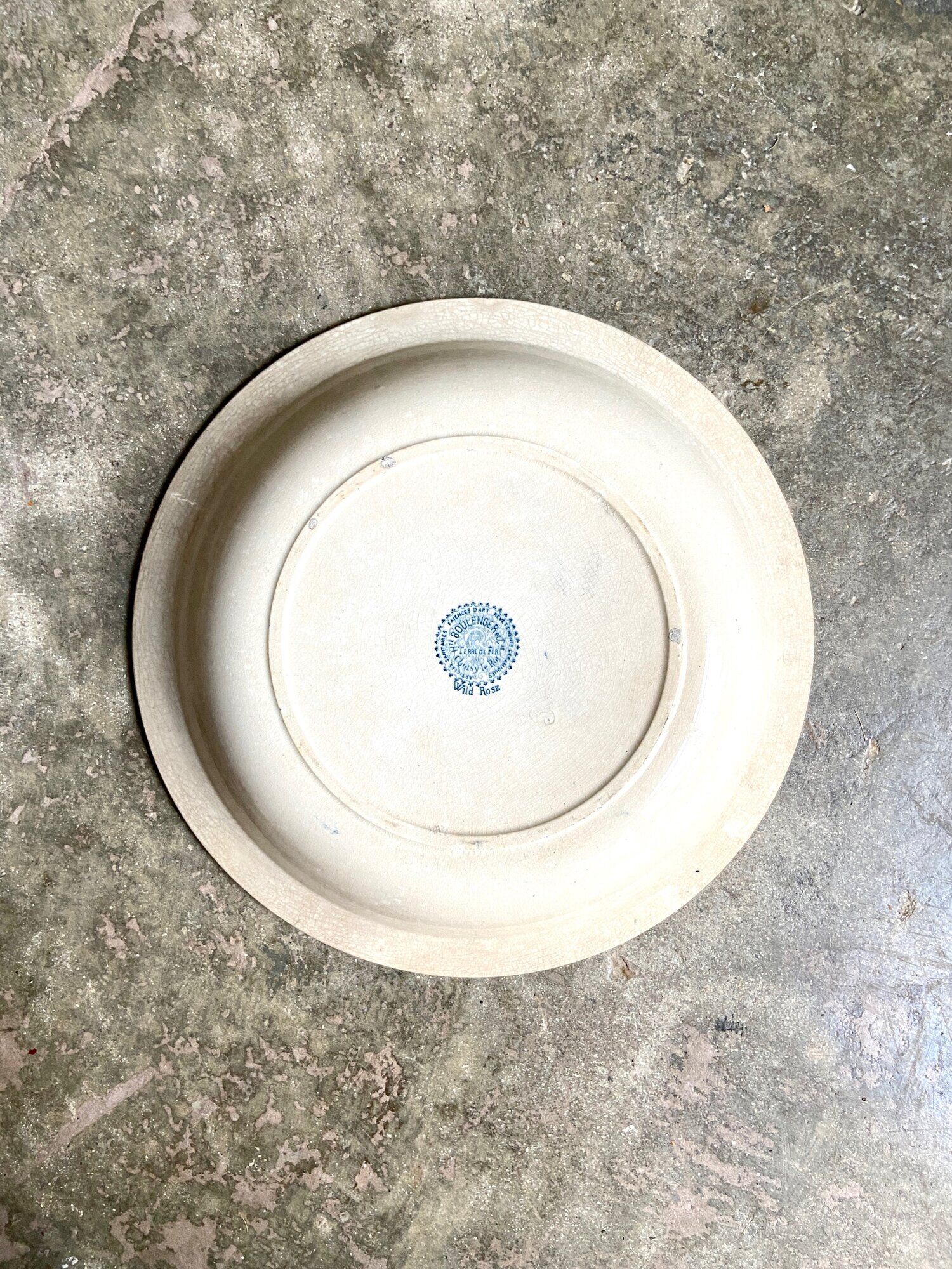 Round and hollow dish Boulenger & Cie in white and blue enamelled iron earth, "Wild rose" service