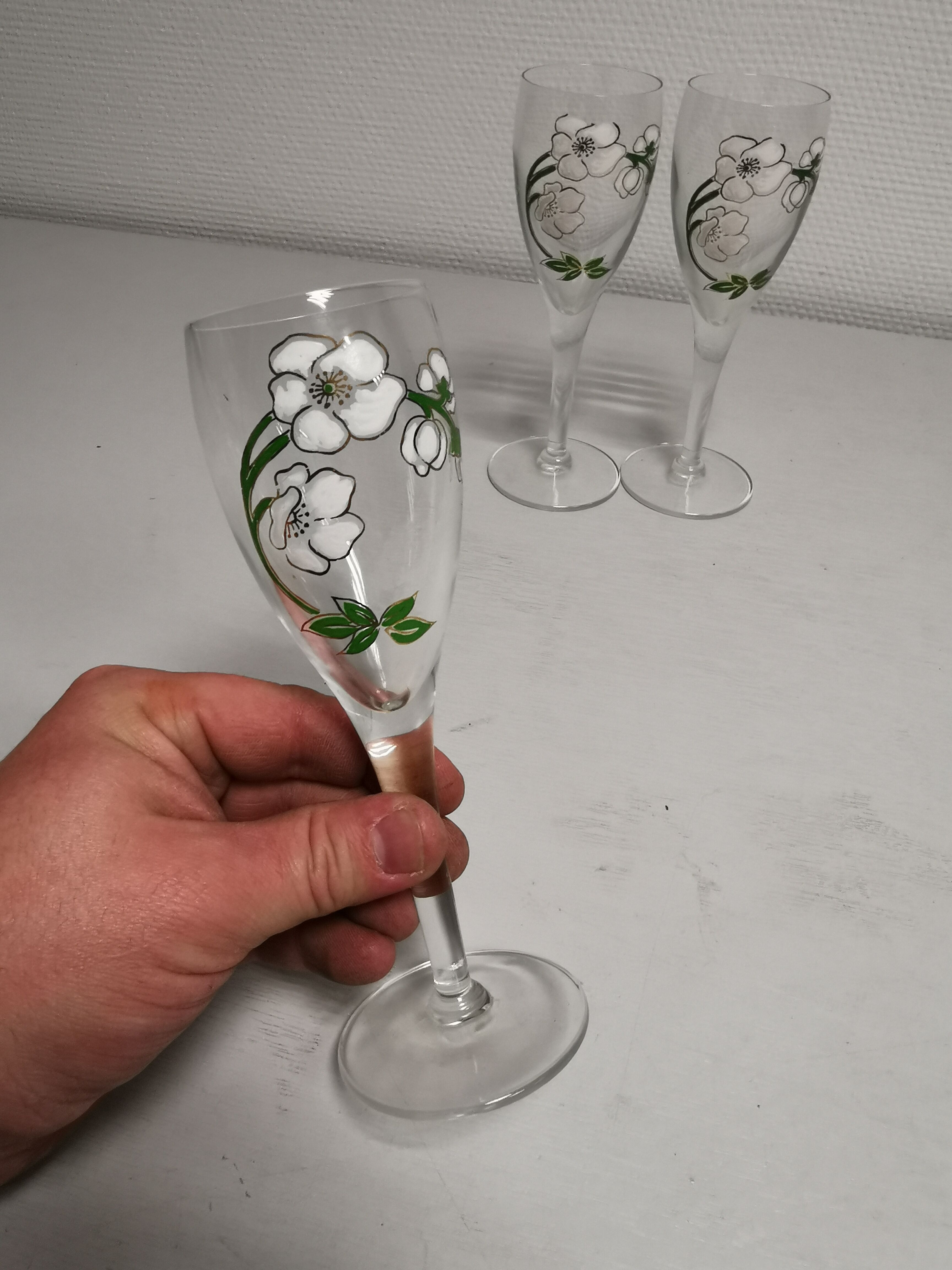 3 belles flutes à champagne au décor floral émaillé art nouveau . perrier jouet