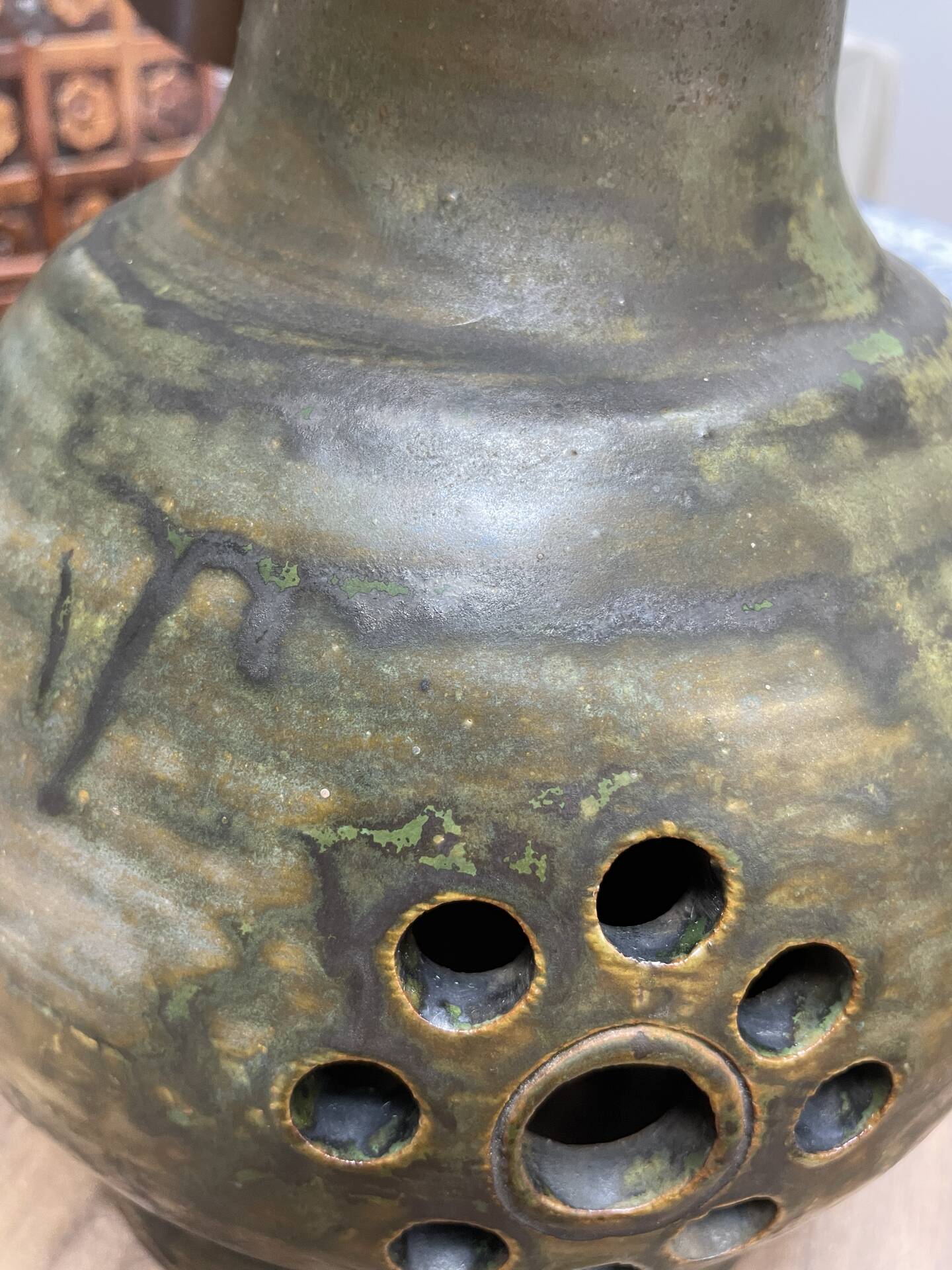 Suspension in glazed stoneware from the 1970s.