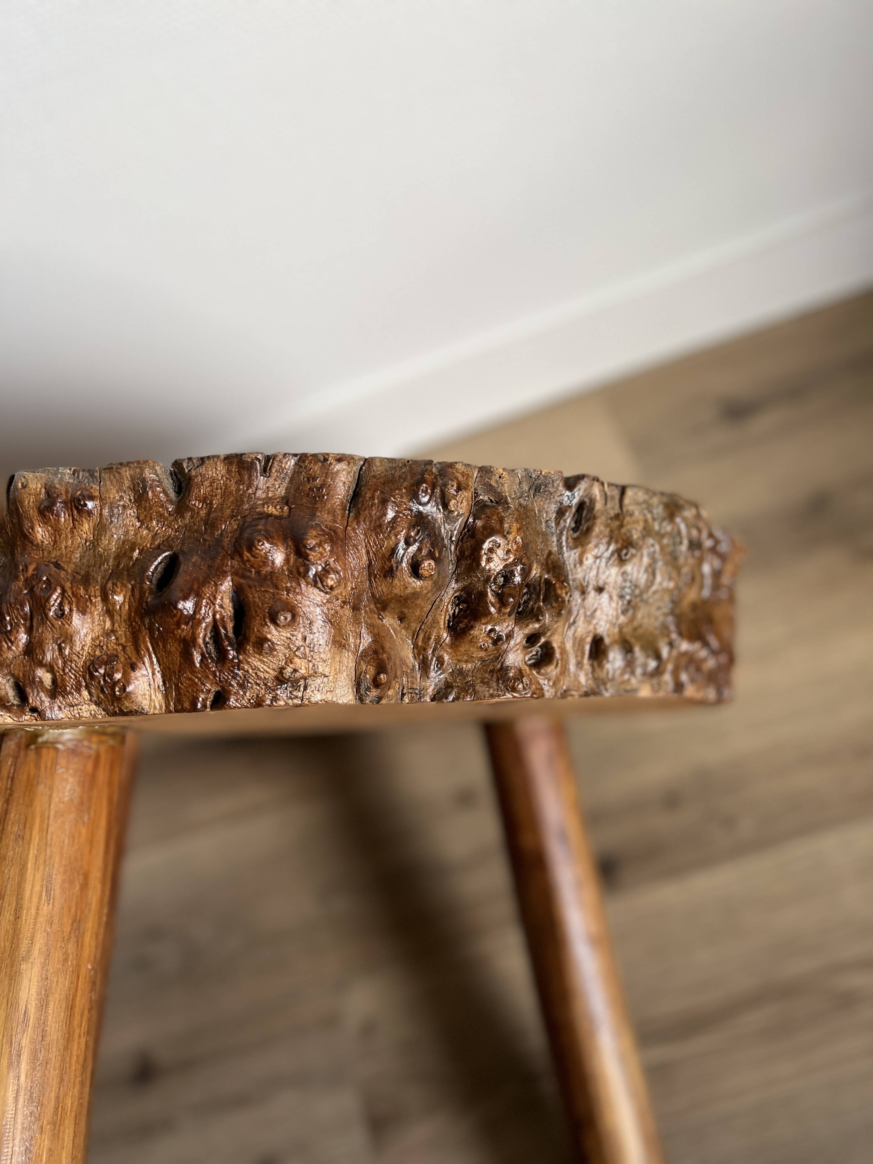 Brutalist tripod coffee table in elm burl, 1950.