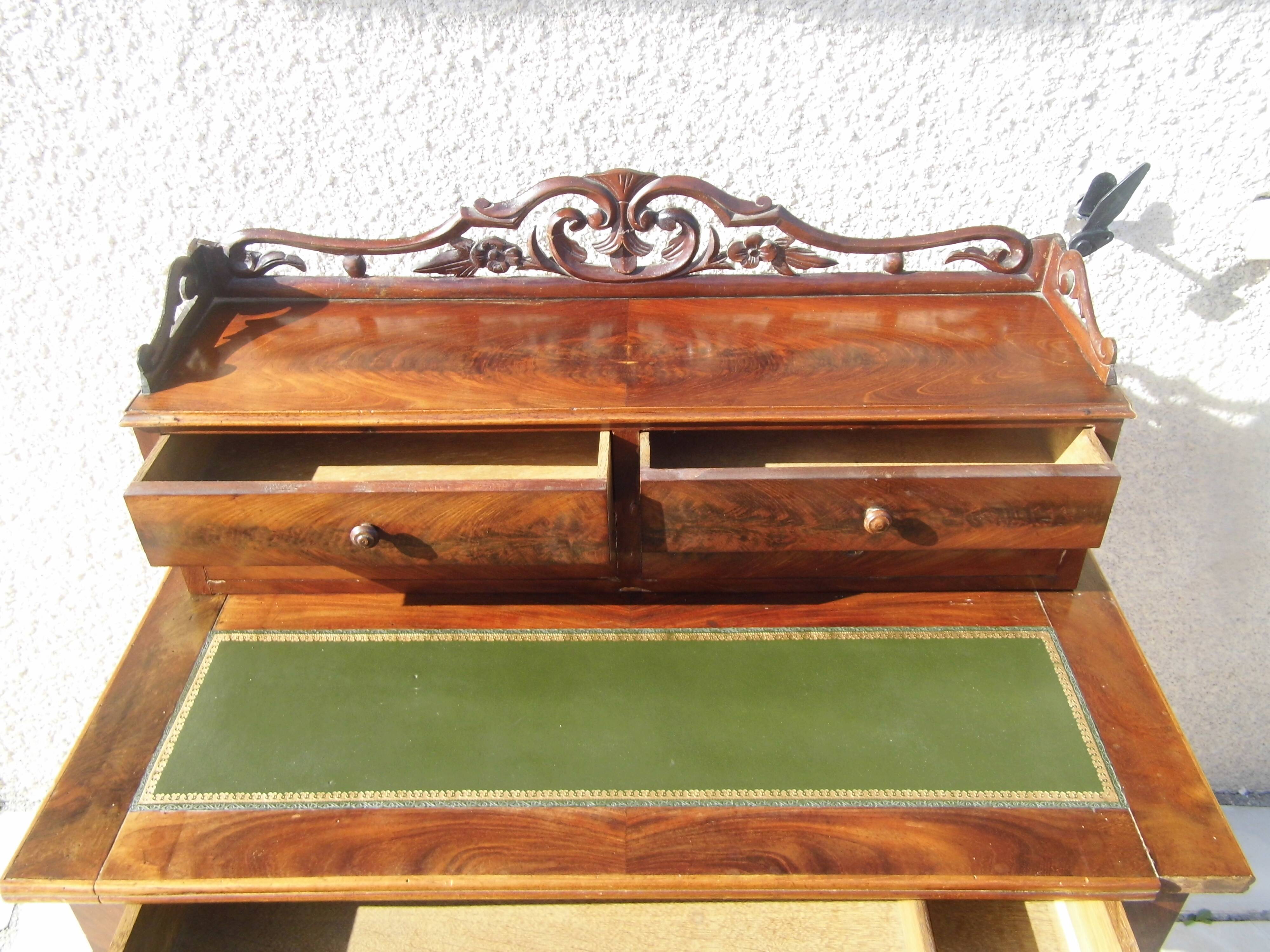 Bureau de dame ancien en acajou et cuir