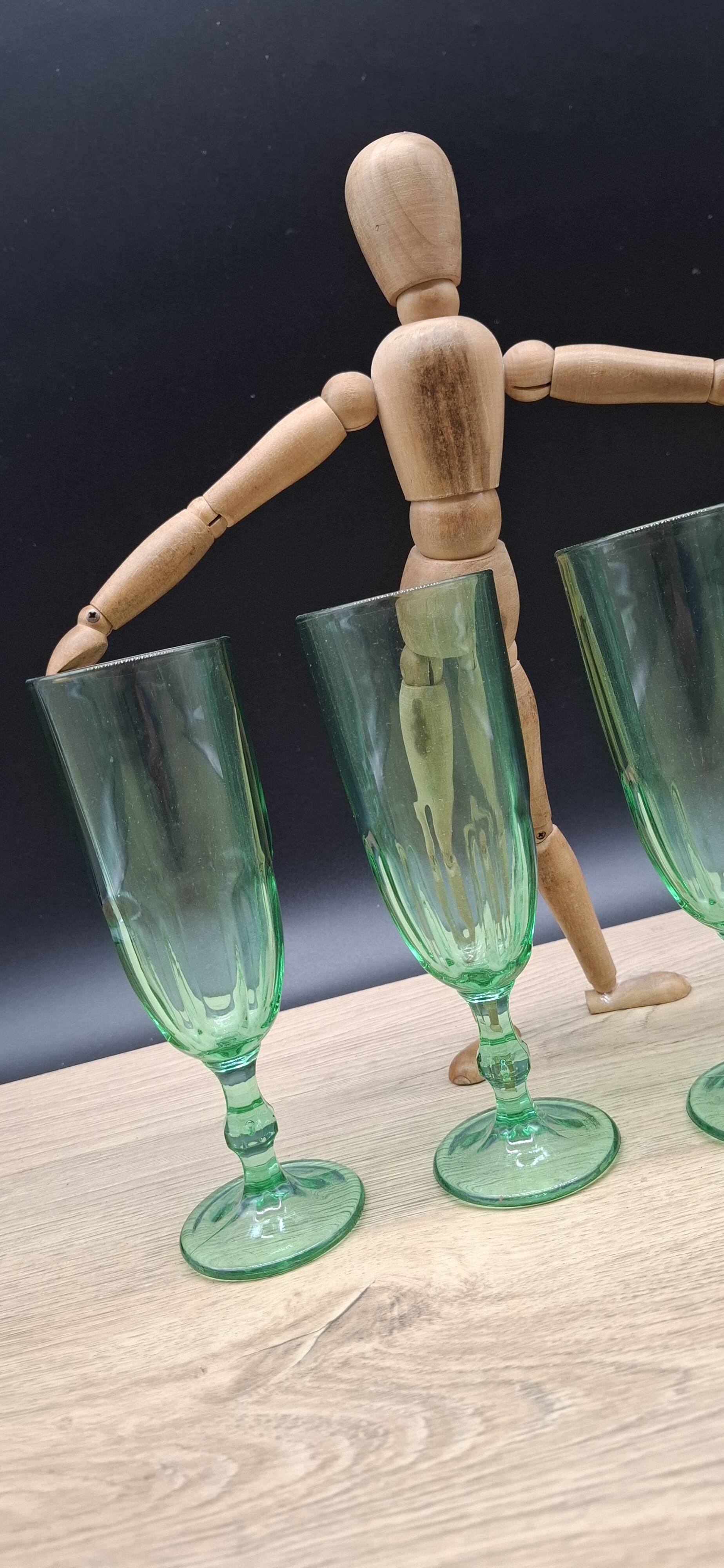 Set of 4 green Luminarc flutes