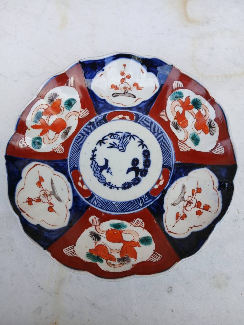 Set of 3 Imari plates - Japanese porcelain - fish decoration