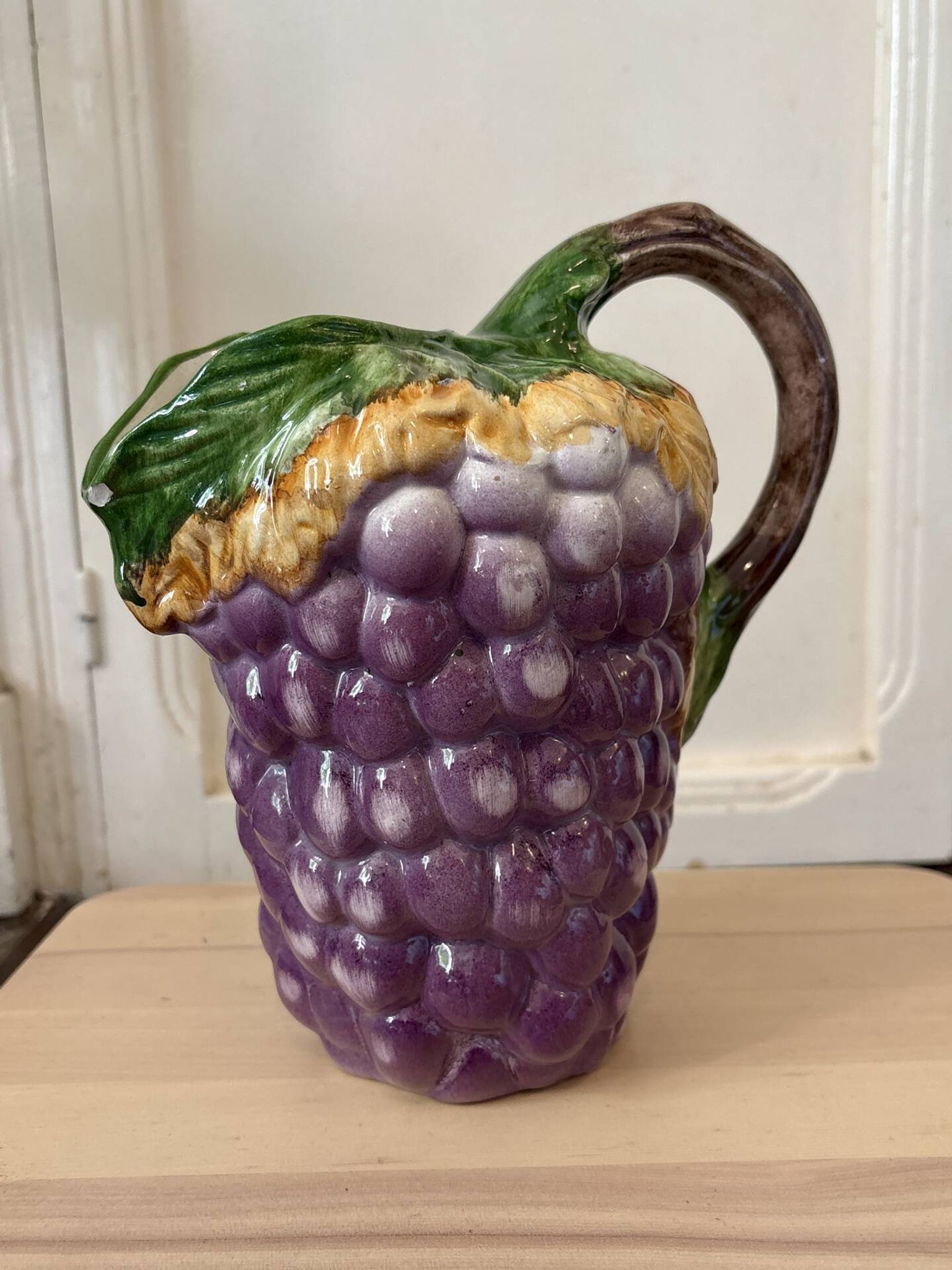Pichet vintage en barbotine grappe de raisin