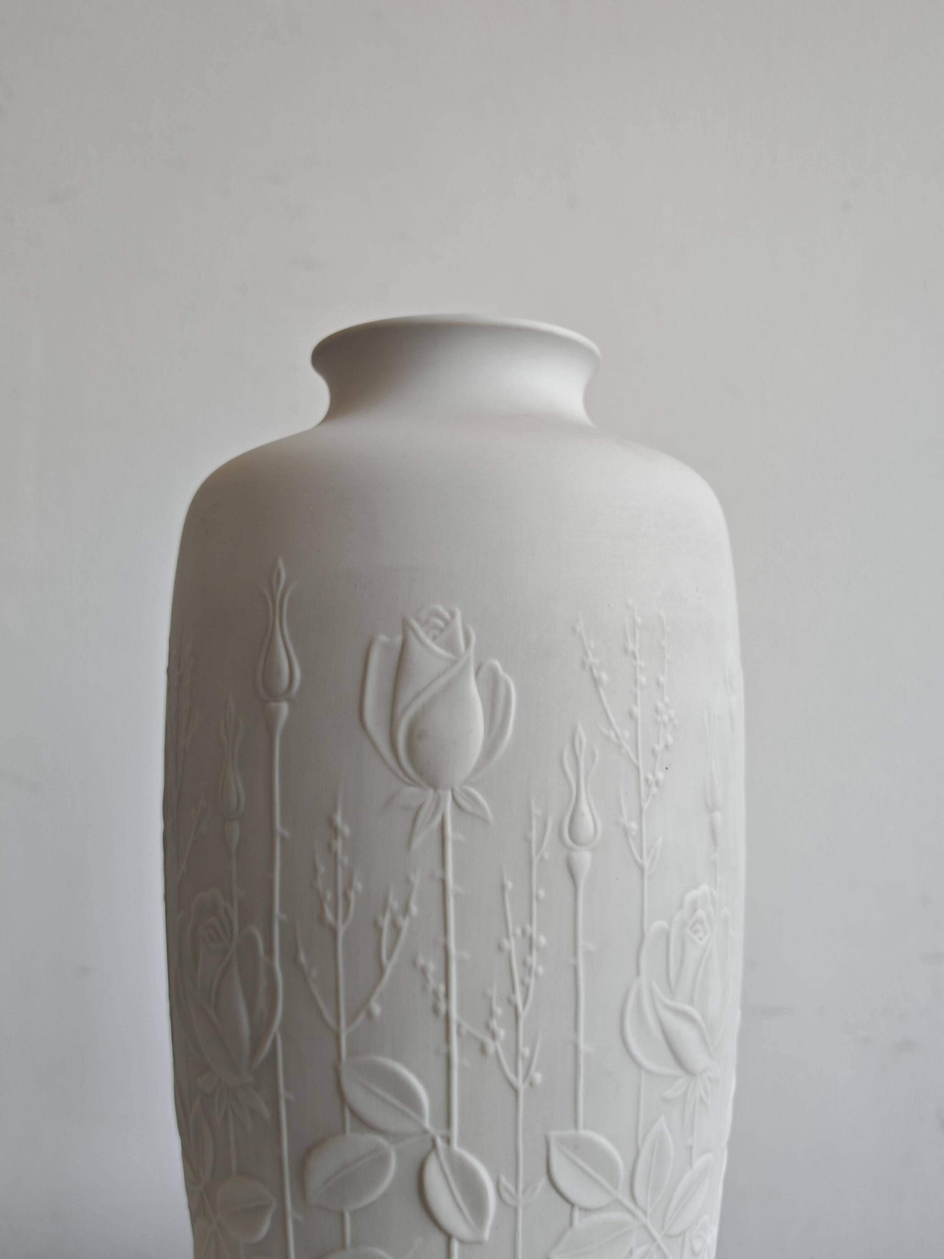 "Rosengarten" vase in biscuit porcelain by Alboth & Kaiser, mid-century.