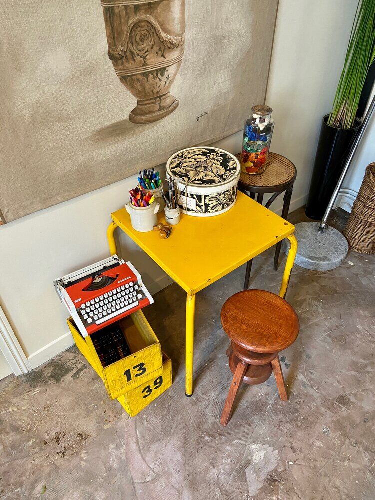 Yellow metal table ☐ 60 x 60 cm