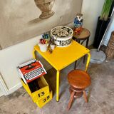 Yellow metal table ☐ 60 x 60 cm