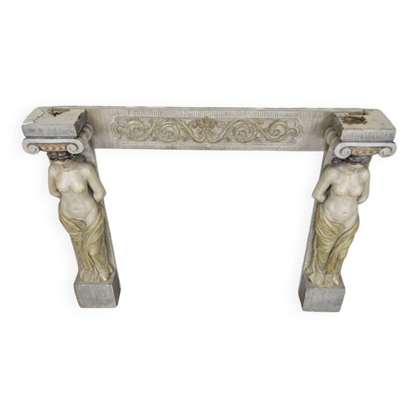 Cheminée en plâtre néoclassique avec des caryatides (femmes nues)