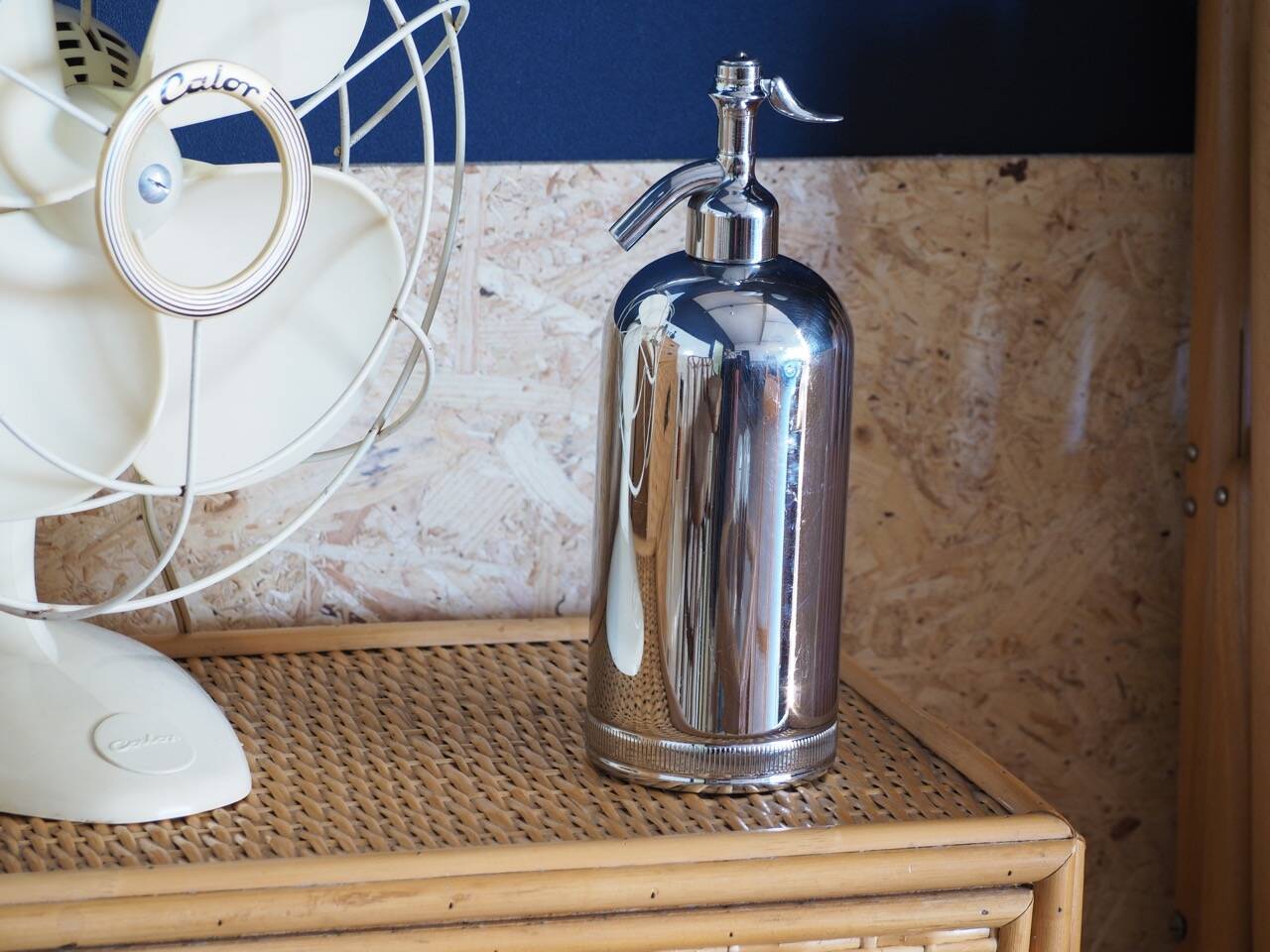 Silver metal siphon.