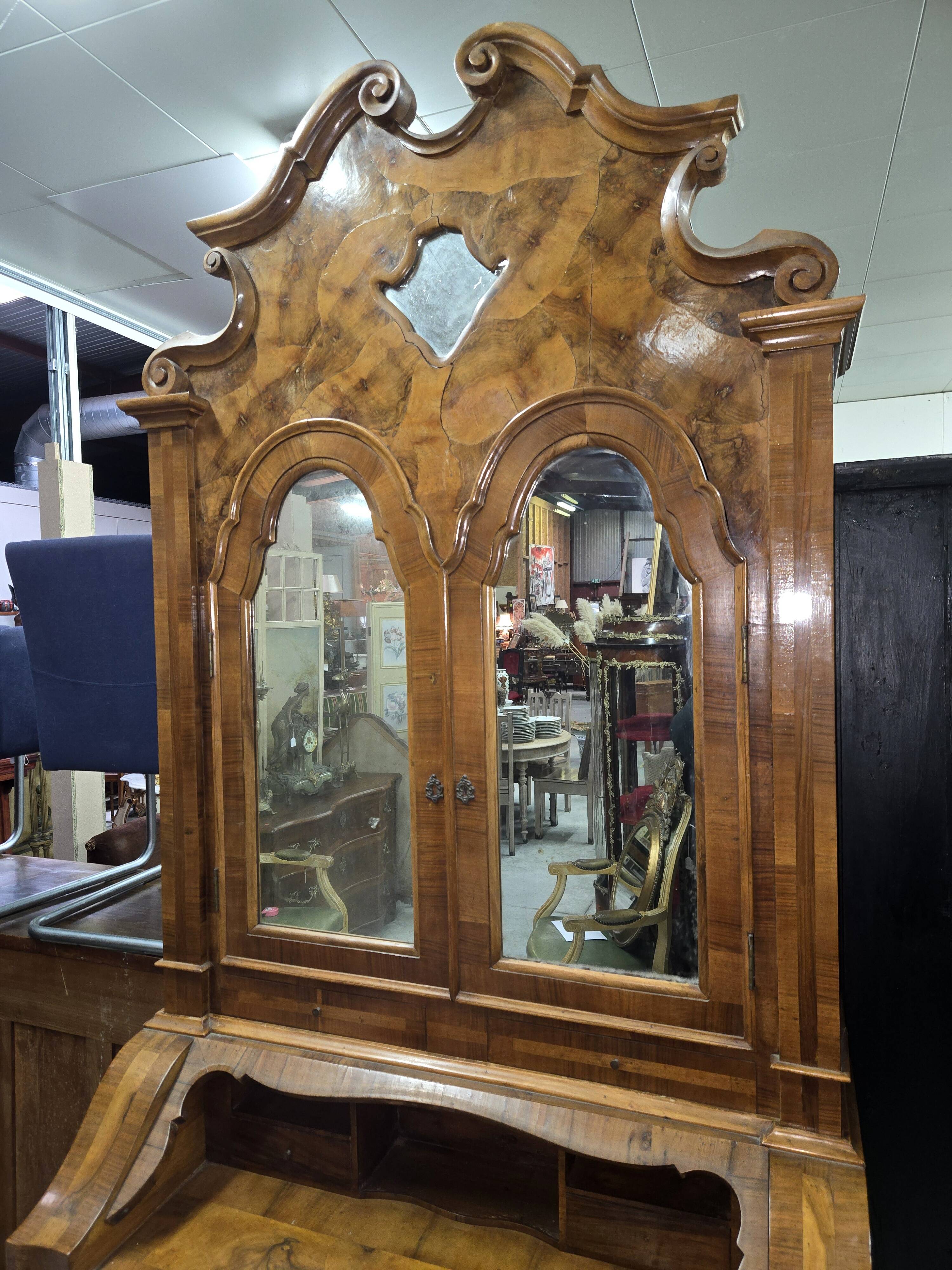 Important secretary desk in Venetian style, Louis XV, made of marquetry walnut.