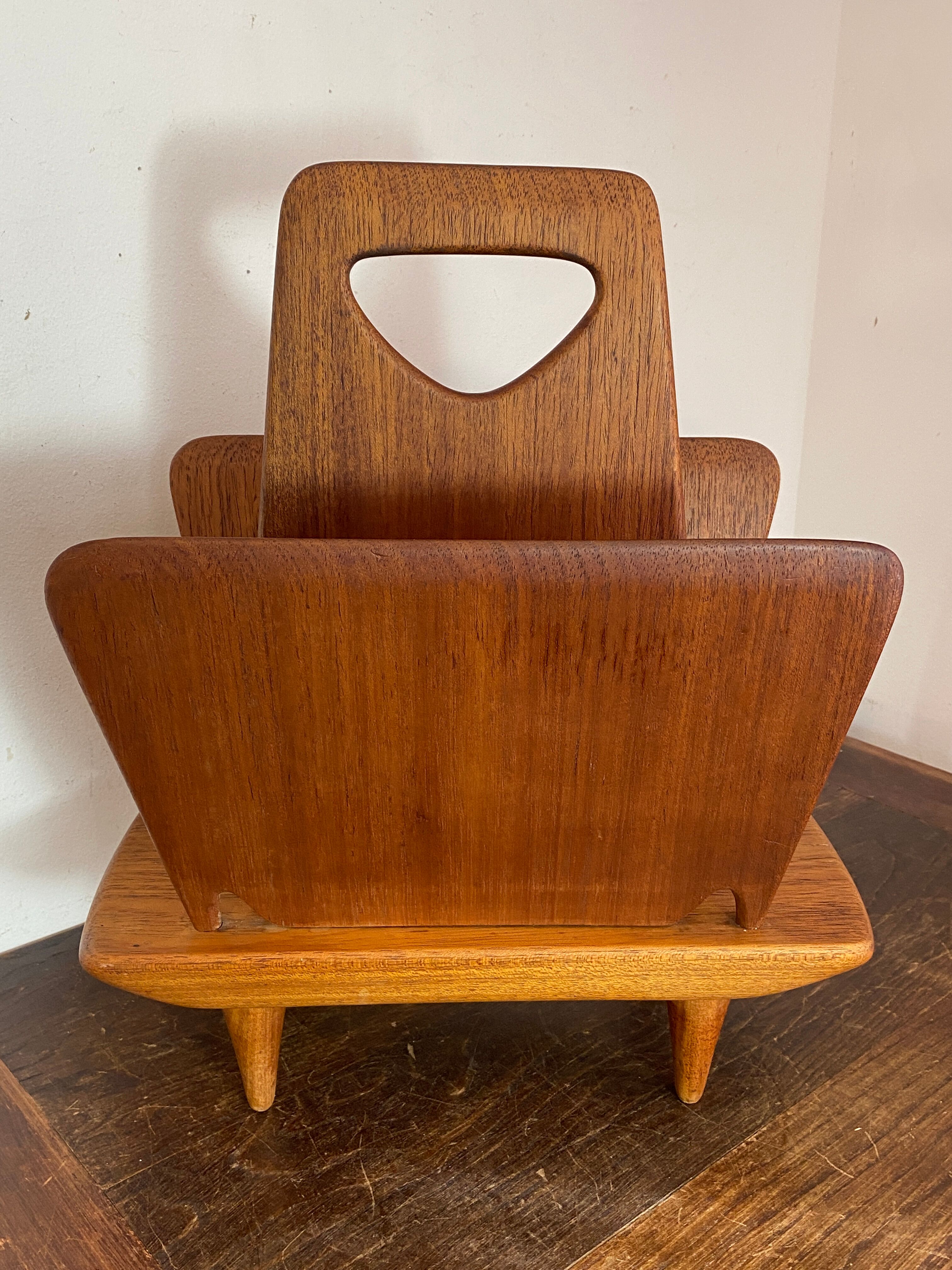 Magazine rack, in oak, by Pierre Cruège