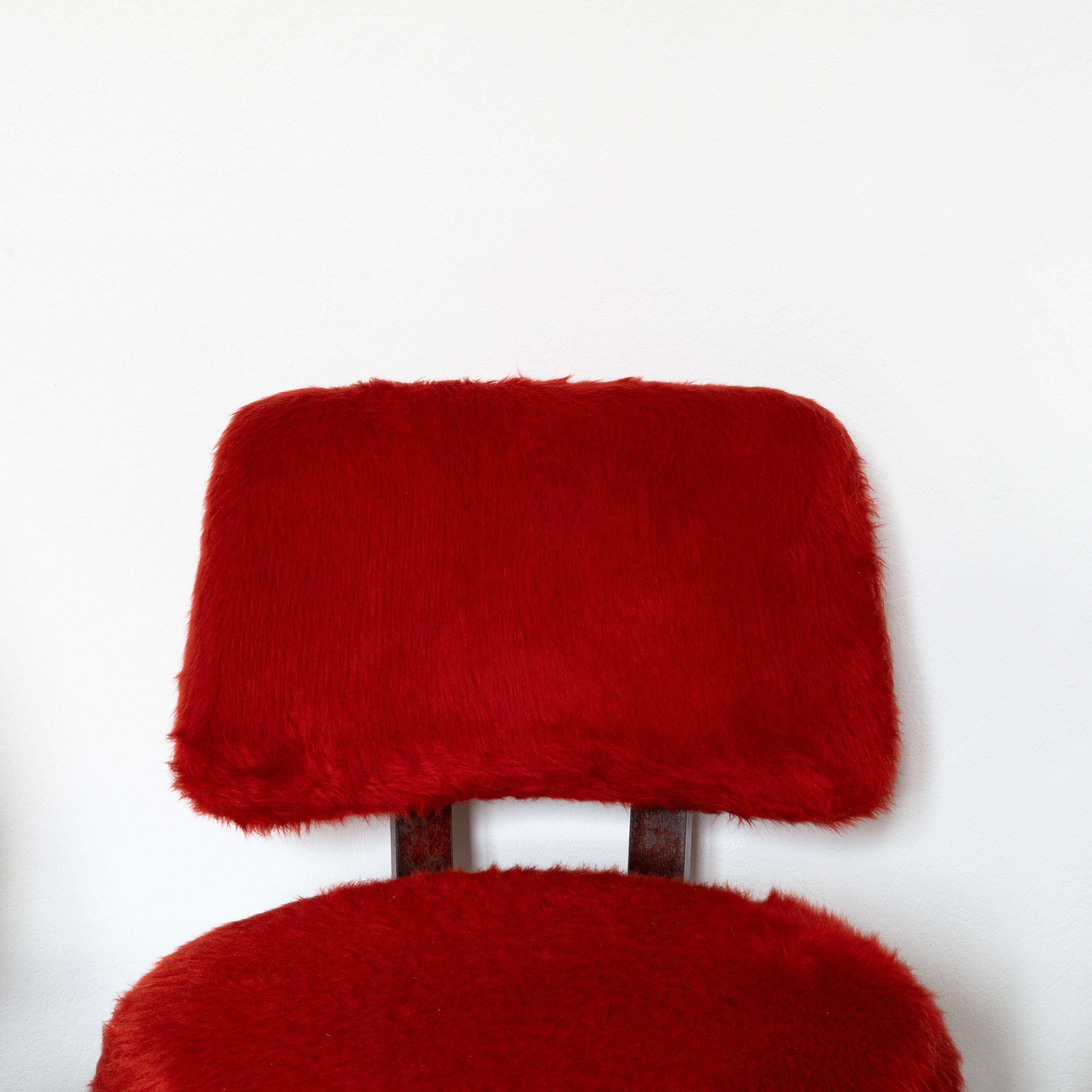 Set of 5 wooden chairs with red Pelfran moumoute