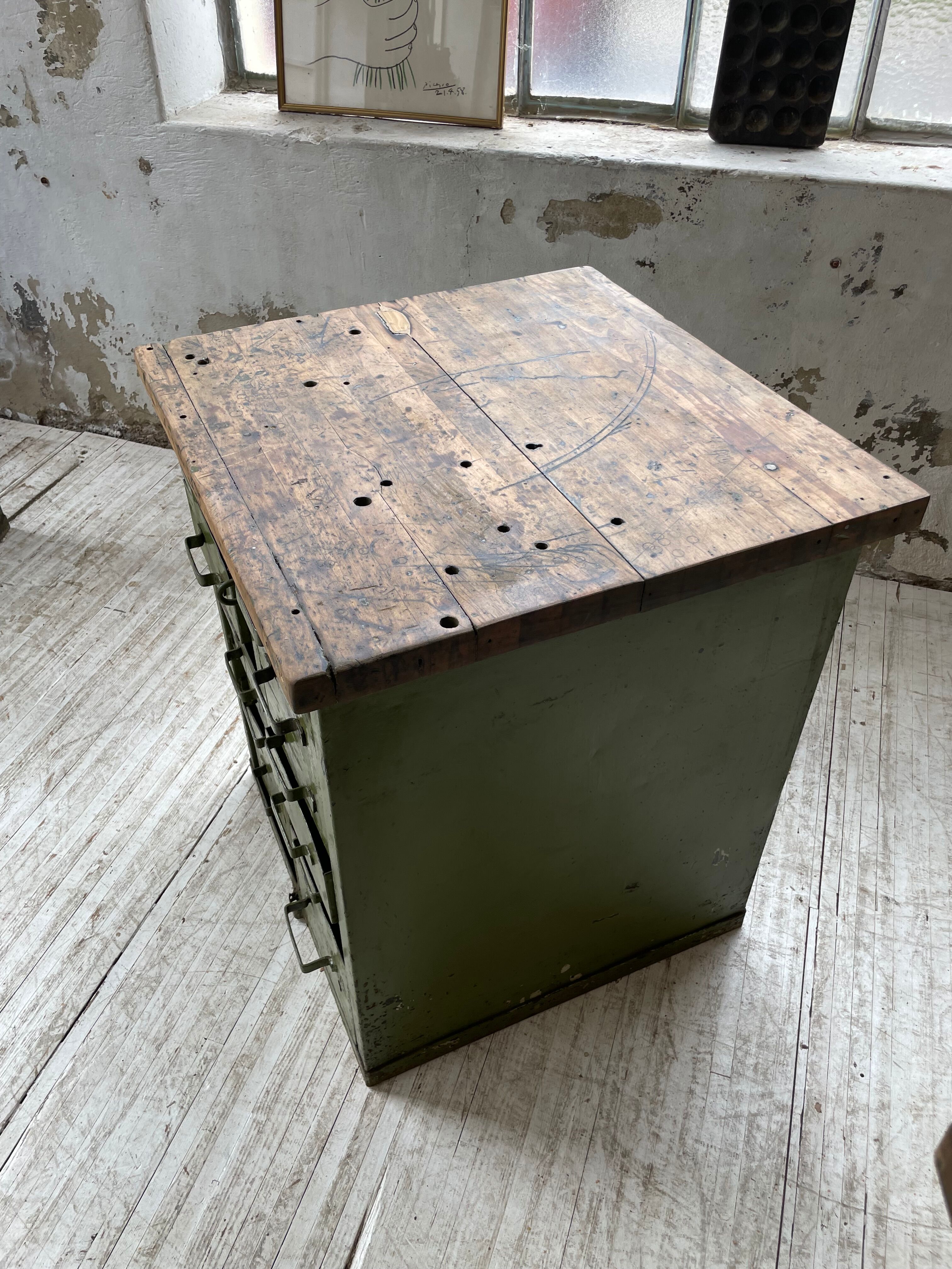 Meuble établi rangement militaire industriel vert