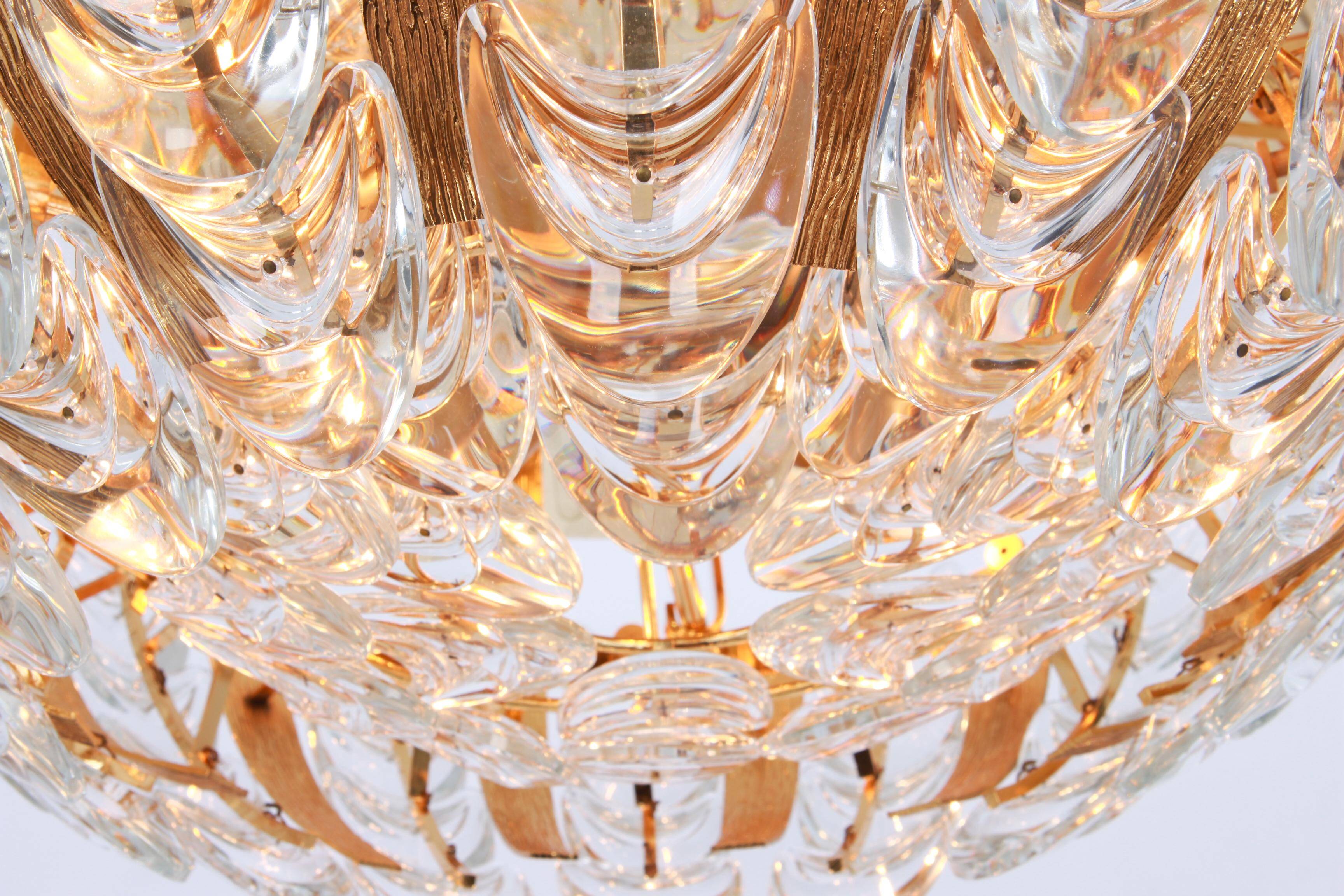 Delicate chandelier in gilded brass and crystal glass in the shape of flowers by Palwa, Germany, 1970s.