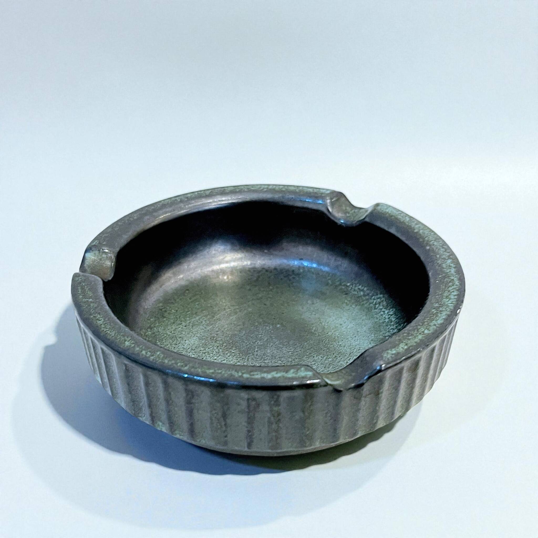Cendrier brutaliste en céramique grès vert foncé  1950 West Germany vintage