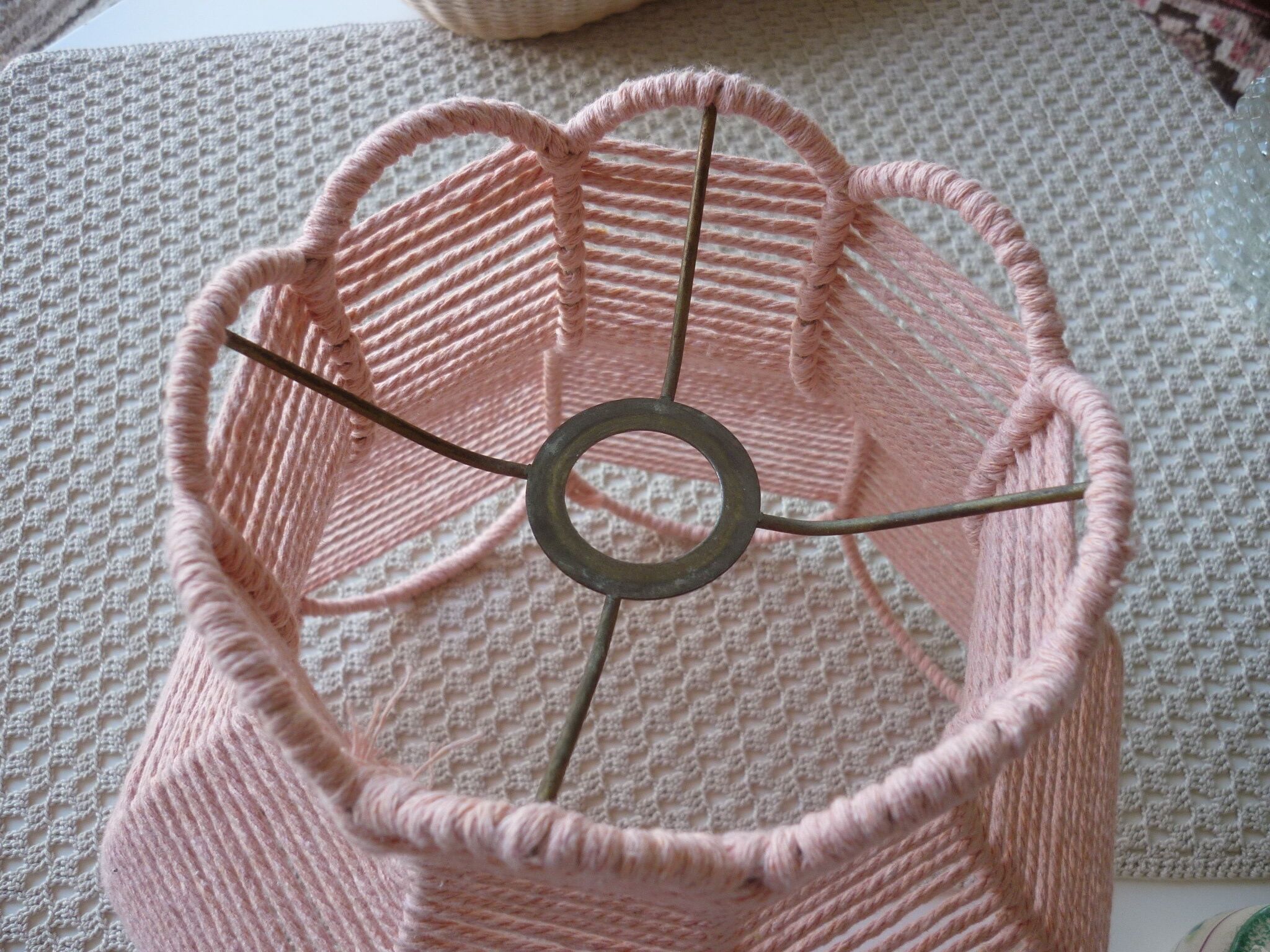 Abat-jour tressé en coton rosé