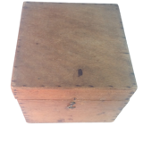 Boîte carrée en bois brut