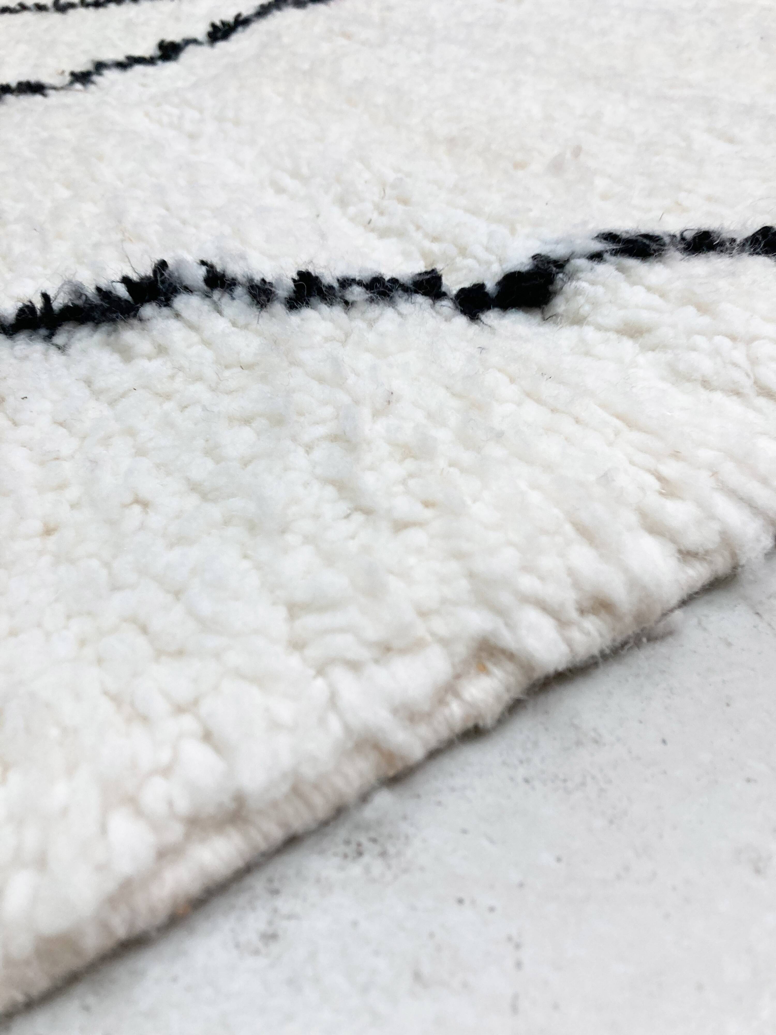 Beni Ouarain Moroccan Berber rug with black diamonds 2.36x1.65m