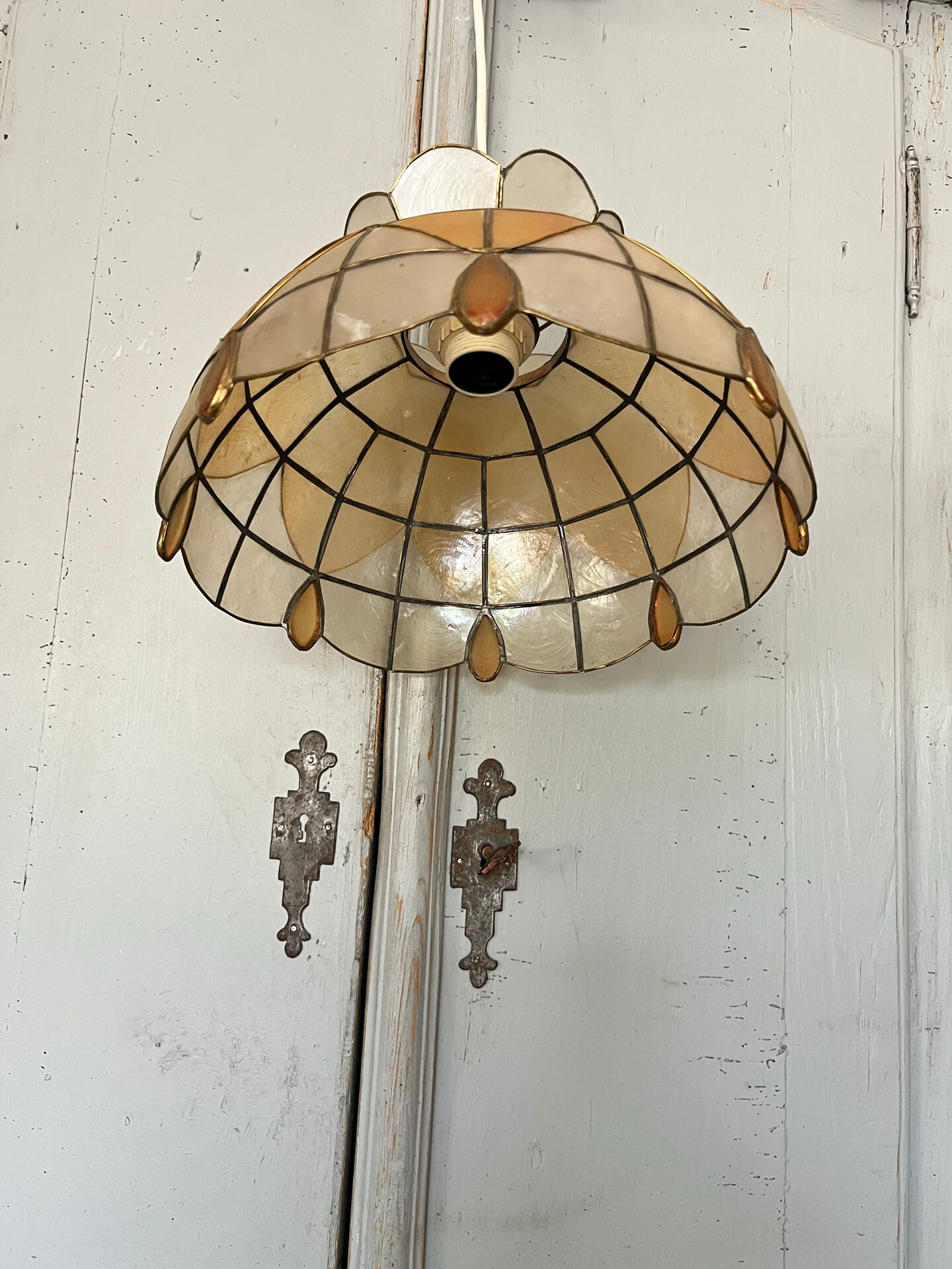Mother-of-pearl pendant